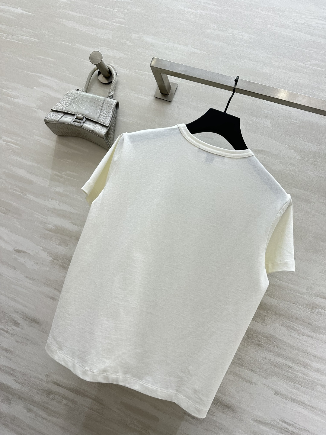 #Louis Vuitt♡²⁶ss 经典字母T恤✨极简奶白底色 温柔又高级 胸前手工立体刺绣品牌手写标识