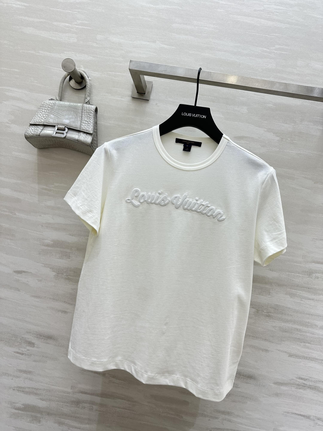 #Louis Vuitt♡²⁶ss 经典字母T恤✨极简奶白底色 温柔又高级 胸前手工立体刺绣品牌手写标识