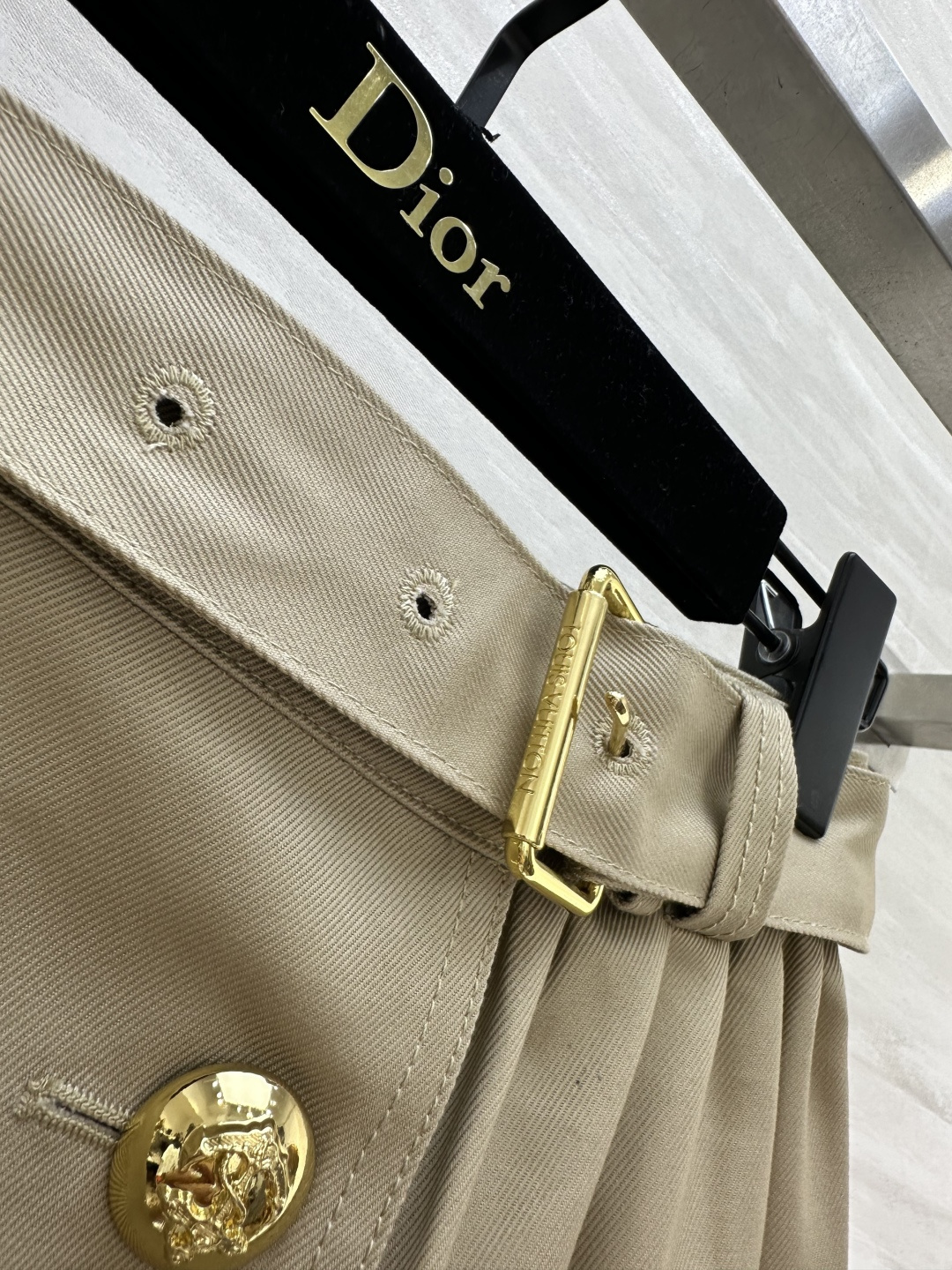 🤎Lvvv²⁶卡其色半身裙 卡其调自带法式复古优雅氛围 利落双排鎏金金属扣 原配腰带设计 轻松掐出优越高