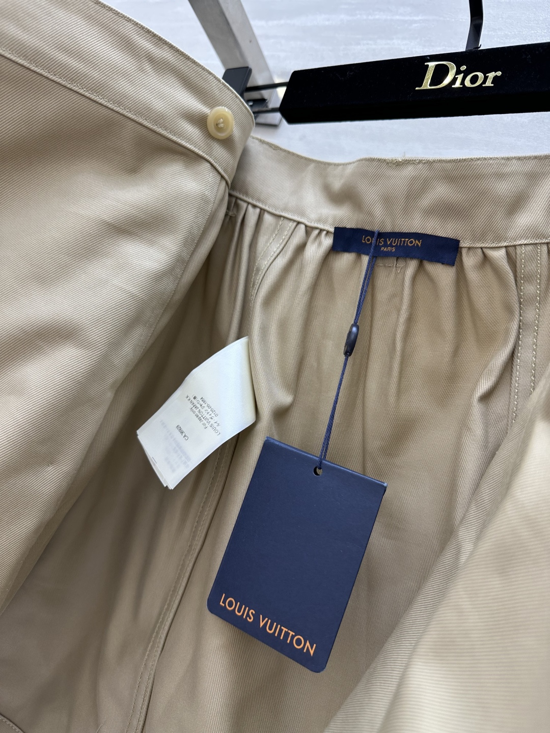 🤎Lvvv²⁶卡其色半身裙 卡其调自带法式复古优雅氛围 利落双排鎏金金属扣 原配腰带设计 轻松掐出优越高