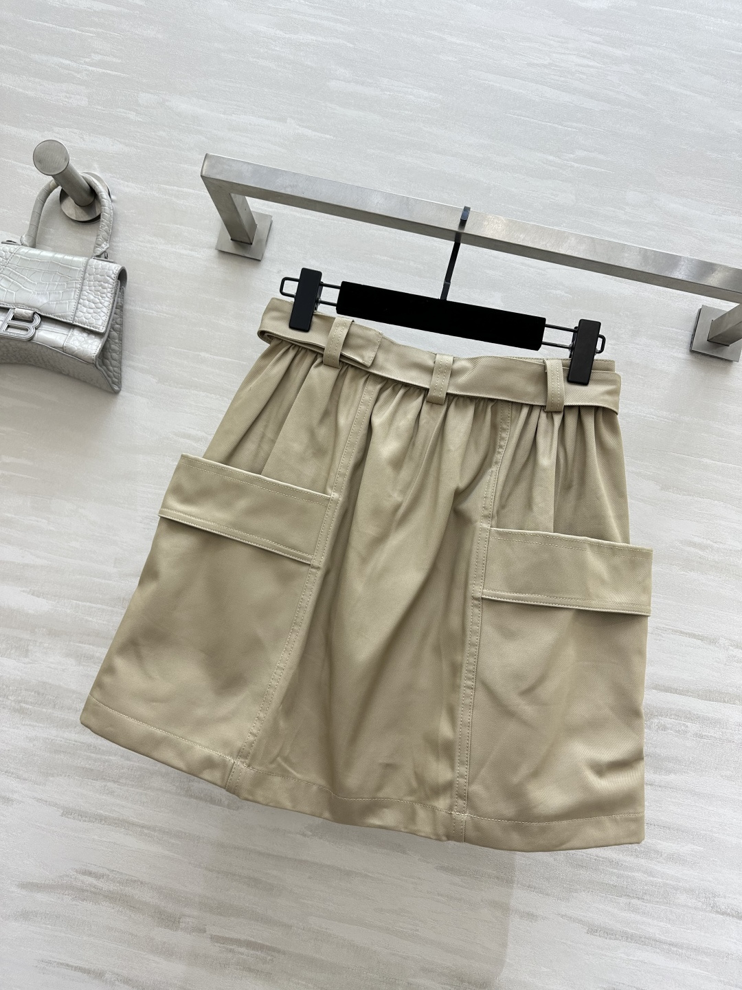 🤎Lvvv²⁶卡其色半身裙 卡其调自带法式复古优雅氛围 利落双排鎏金金属扣 原配腰带设计 轻松掐出优越高