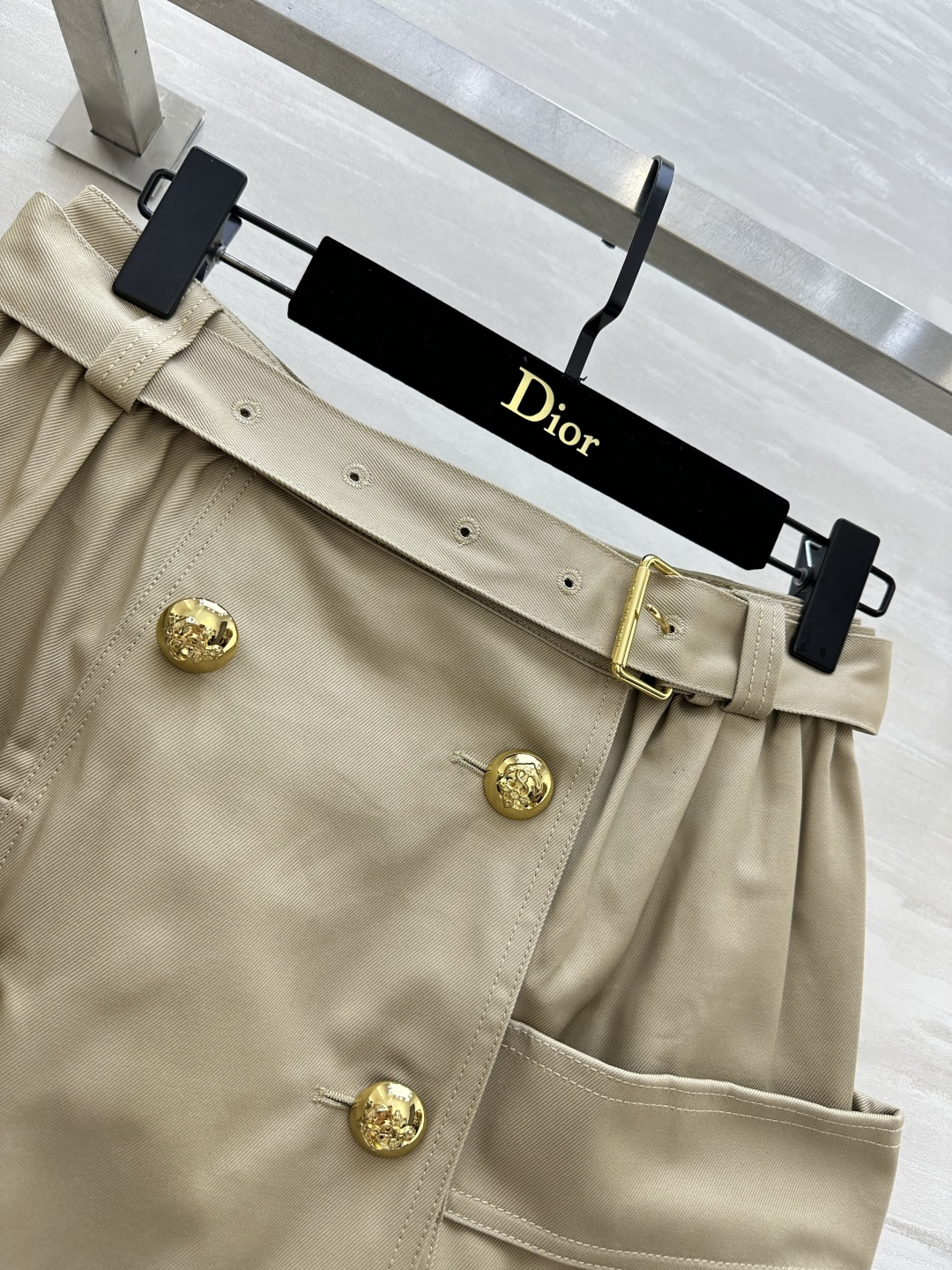 🤎Lvvv²⁶卡其色半身裙 卡其调自带法式复古优雅氛围 利落双排鎏金金属扣 原配腰带设计 轻松掐出优越高
