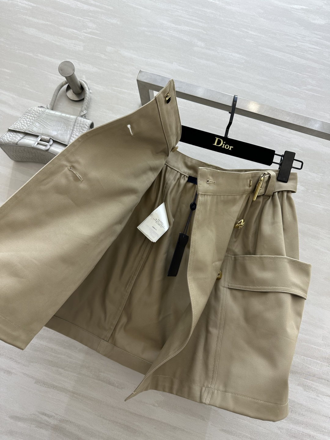🤎Lvvv²⁶卡其色半身裙 卡其调自带法式复古优雅氛围 利落双排鎏金金属扣 原配腰带设计 轻松掐出优越高