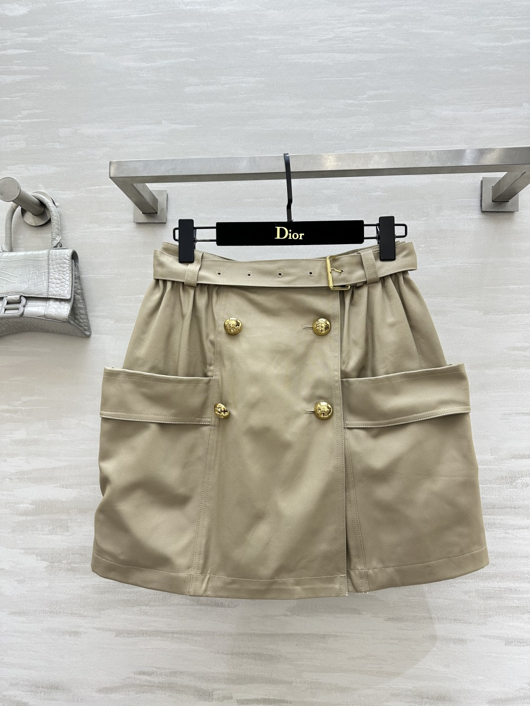 NO:804926,Lvvv khaki skirt Khaki tone brings French retro elegance. Neat double-row gilt metal buckle. Original belt design. Easily pinch out the superior high waistline and oversized three-dimensional pockets. The workwear is fashionable and full. Stiff and anti-wrinkle high-quality fabric. It hides fat and makes you look slimmer!  The A-line short version covers the crotch and can quietly elongate the legs. It is sweet, cool and atmospheric. It is suitable for daily commuting, dates and outings!  Luxurious and high-end, this upper body is exactly what a refined young lady would wear!  High quality customization, available in stock first size S/M/L, Louis Vuitton, skirts,19860909Lvvv卡其色半身裙 卡其调自带法式复古优雅氛围 利落双排鎏金金属扣 原配腰带设计 轻松掐出优越高腰线超大立体口袋加持 工装时髦感拉满 挺括抗皱的优质面料 藏肉显瘦一绝！A字短款版型遮住胯部肉肉 又能悄悄拉长腿部比例 甜酷又大气 通勤日常、约会出游都适配！高奢高级感 一套上身就是精致大小姐穿搭！高品质定制 现货首发sizeS/M/L,,louis vuitton,skirts,,Women's clothing
