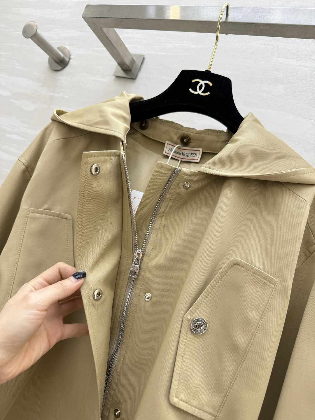 #AlexanderMcQuee♡²⁶连帽风衣外套 经典百搭卡其色 永不过时的高级配色！连帽设计兼顾休闲