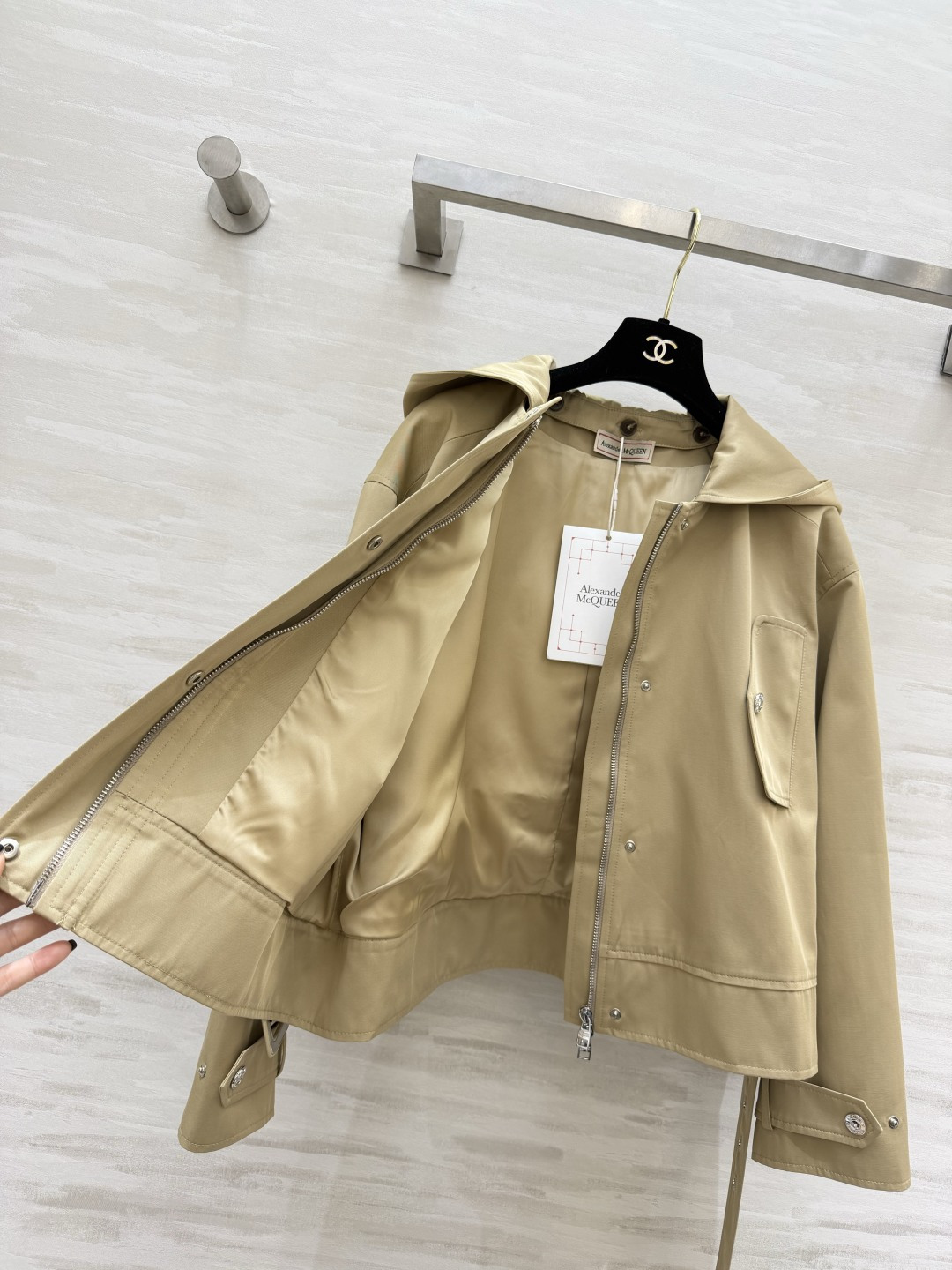 #AlexanderMcQuee♡²⁶连帽风衣外套 经典百搭卡其色 永不过时的高级配色！连帽设计兼顾休闲