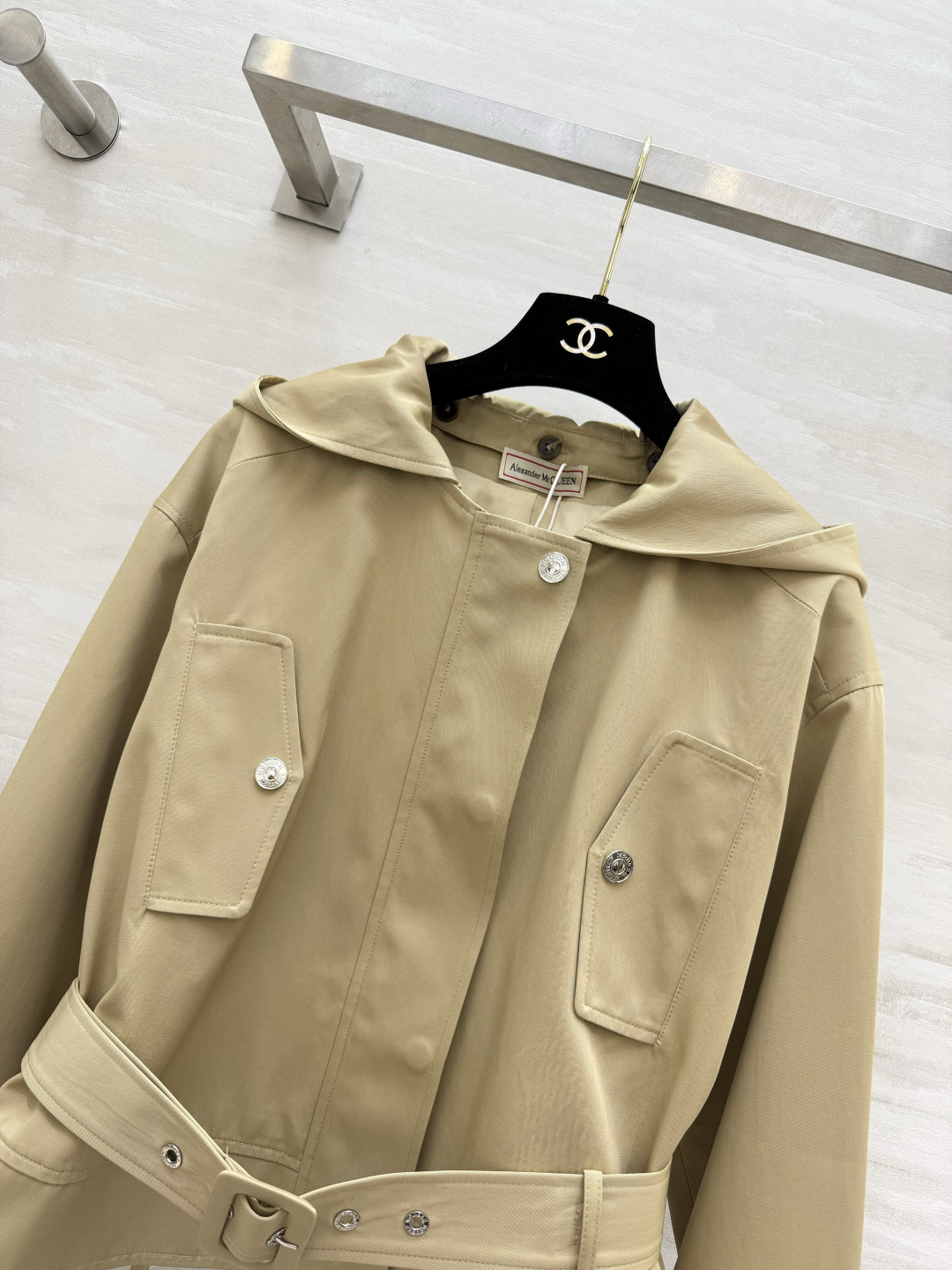 #AlexanderMcQuee♡²⁶连帽风衣外套 经典百搭卡其色 永不过时的高级配色！连帽设计兼顾休闲
