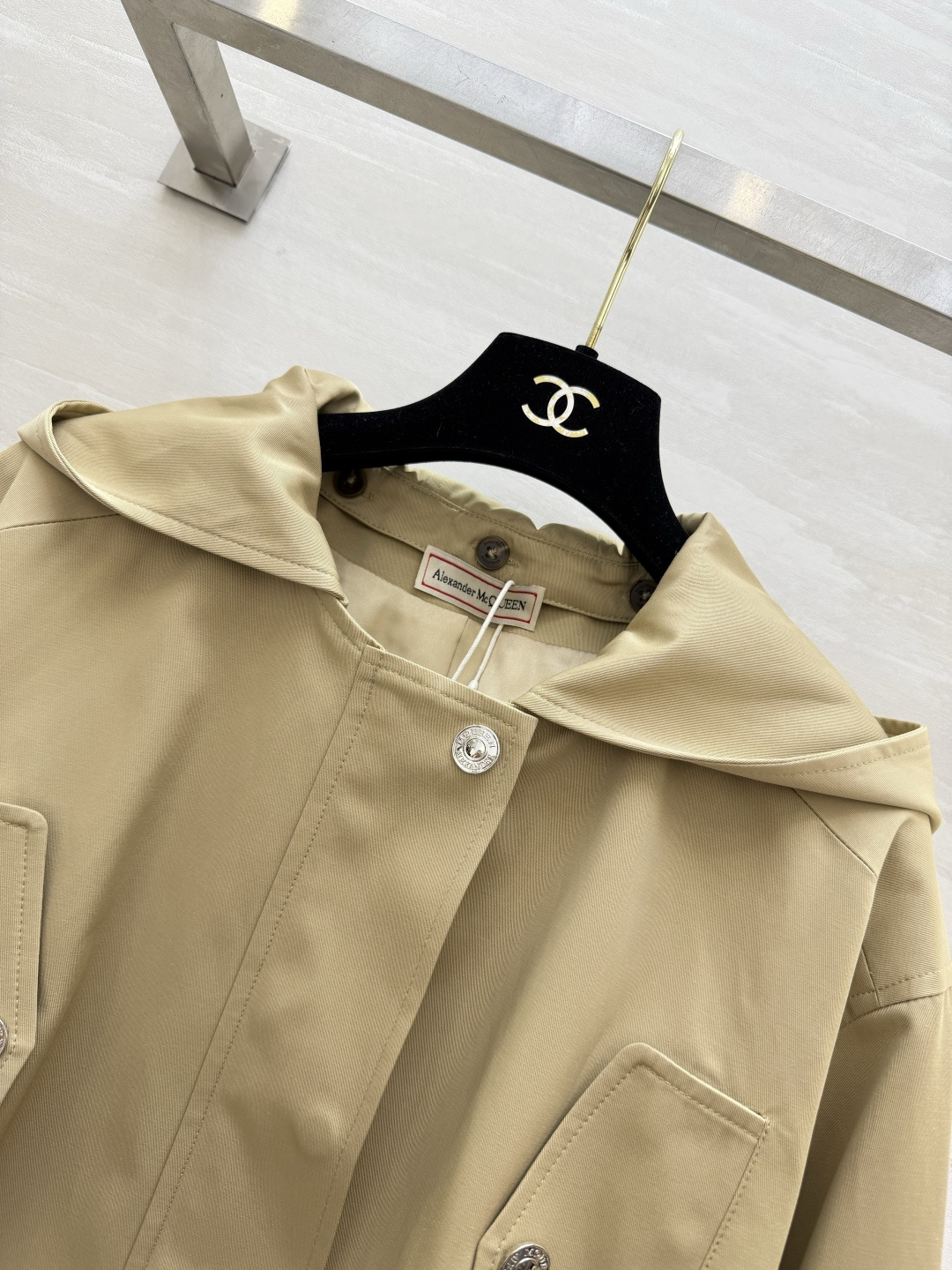 #AlexanderMcQuee♡²⁶连帽风衣外套 经典百搭卡其色 永不过时的高级配色！连帽设计兼顾休闲