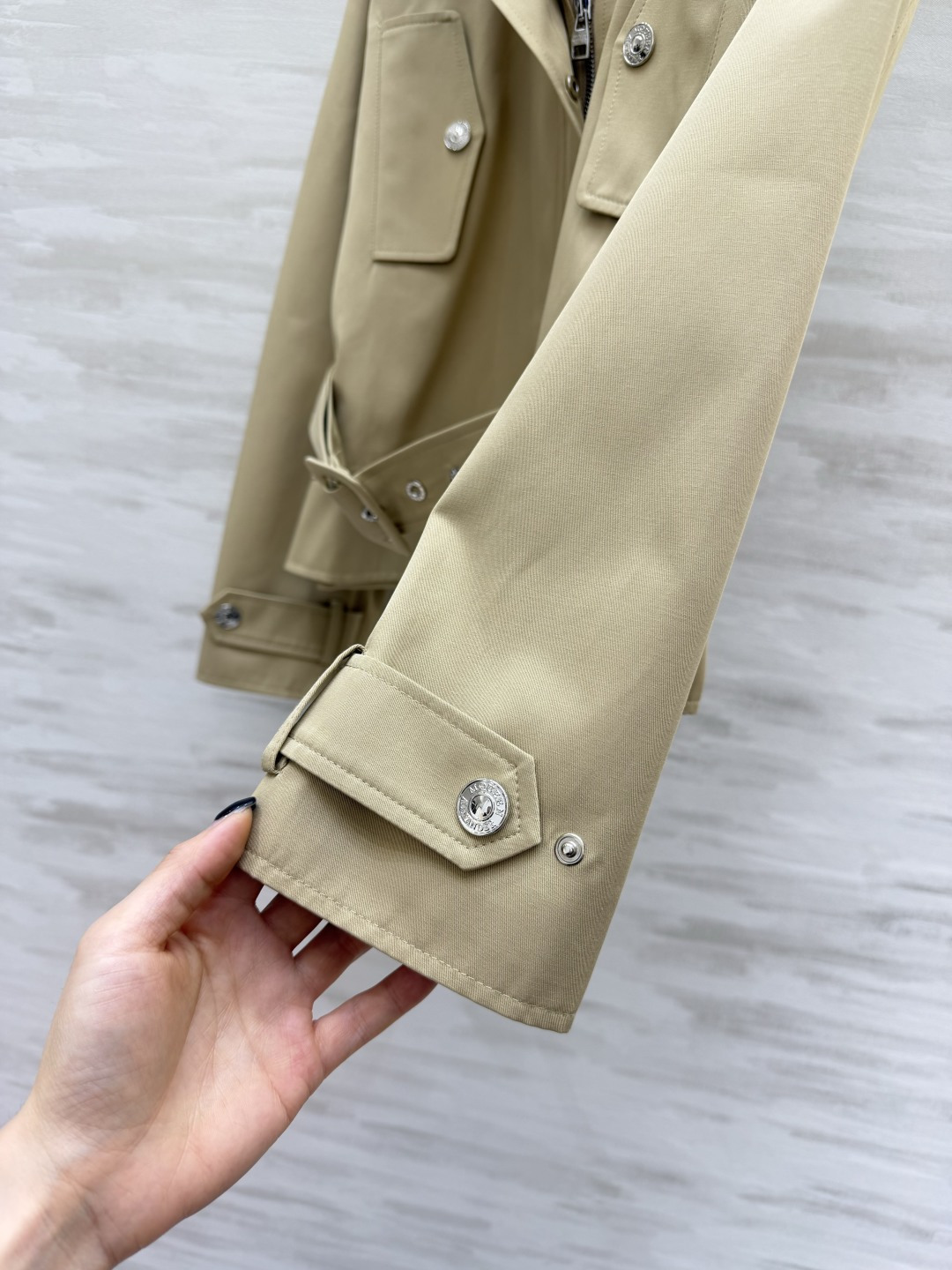 #AlexanderMcQuee♡²⁶连帽风衣外套 经典百搭卡其色 永不过时的高级配色！连帽设计兼顾休闲