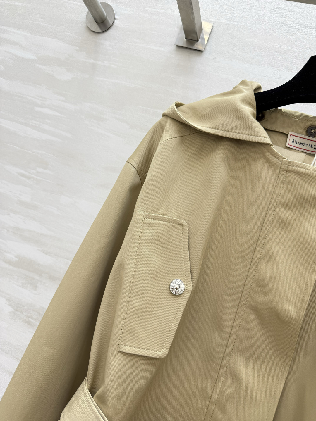 #AlexanderMcQuee♡²⁶连帽风衣外套 经典百搭卡其色 永不过时的高级配色！连帽设计兼顾休闲