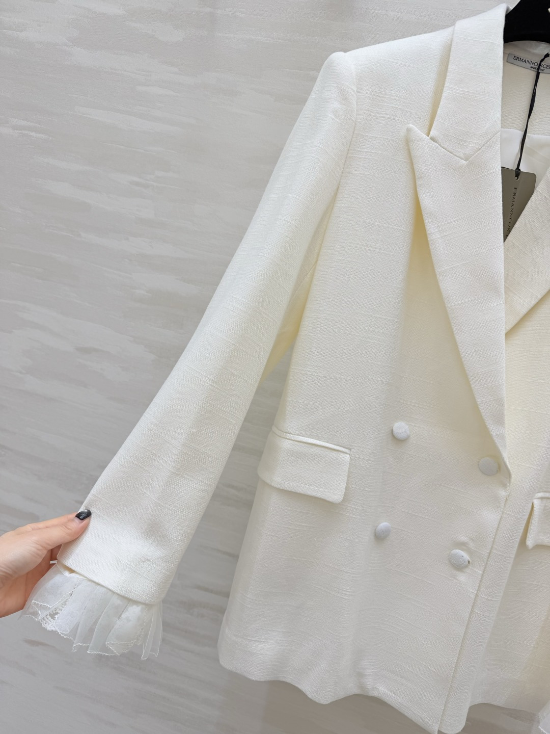 ERMANNO SCERVINO²⁶奶白温柔系西装✨经典双排枪驳领版型 袖口网纱拼接高级又精致 立体剪裁