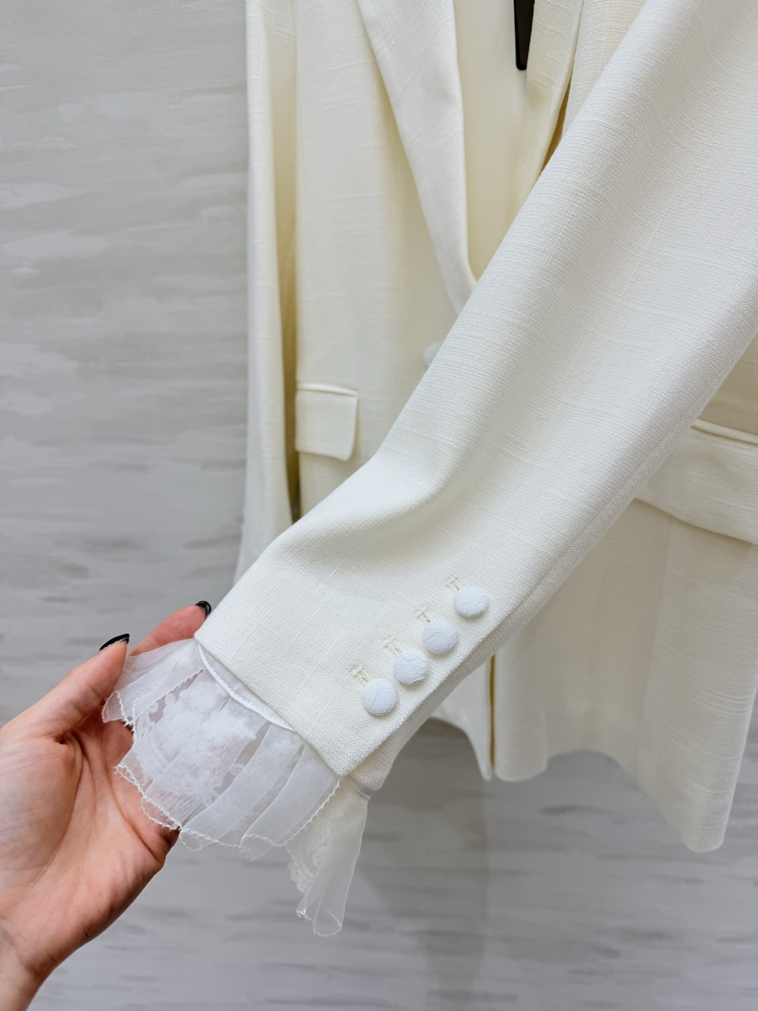 ERMANNO SCERVINO²⁶奶白温柔系西装✨经典双排枪驳领版型 袖口网纱拼接高级又精致 立体剪裁