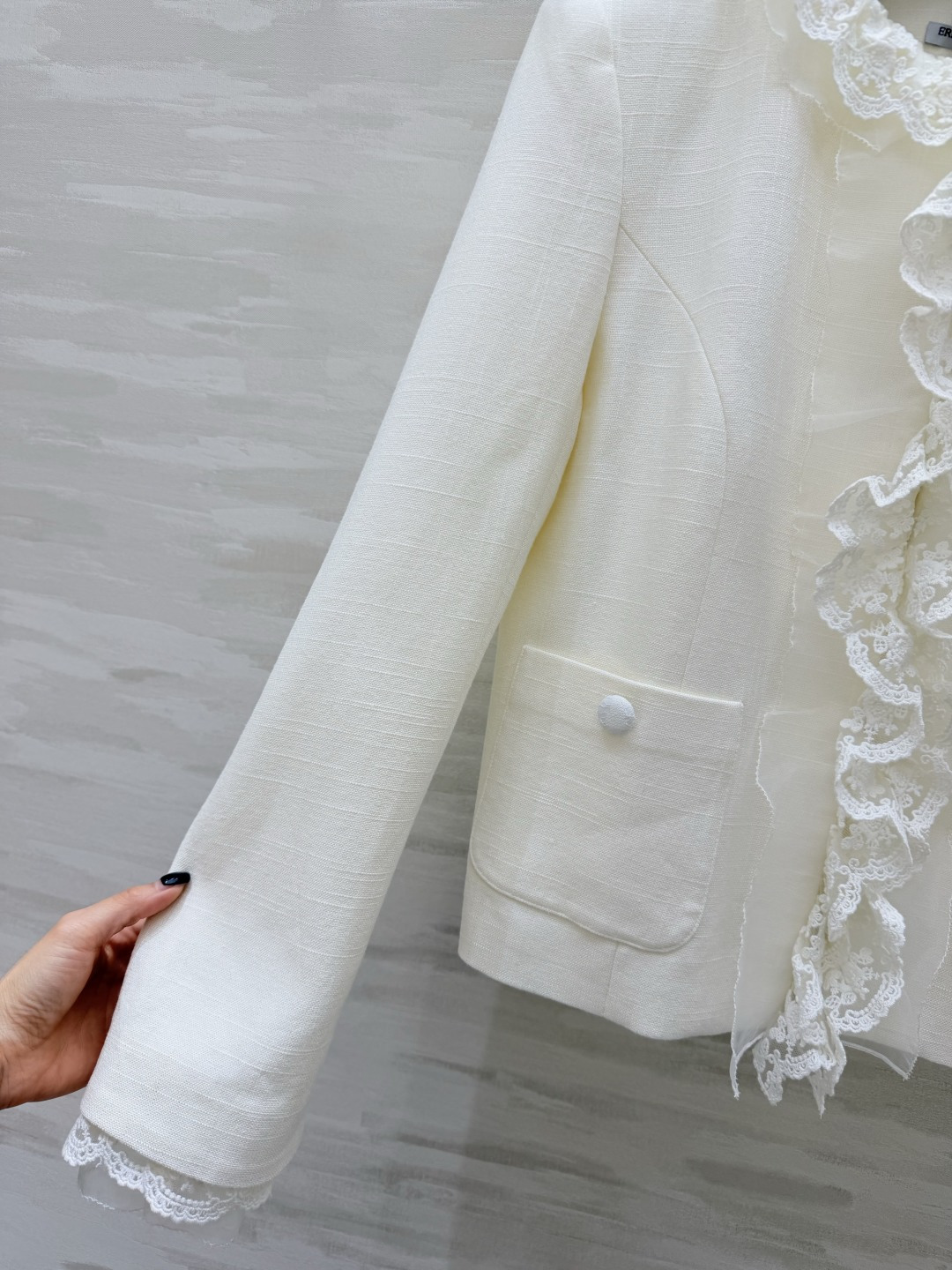 #ERMANNO SCERVINO²⁶🤍奶白蕾丝外套 法式浪漫蕾丝荷叶边 精致圆领 温柔氛围感 短款修身