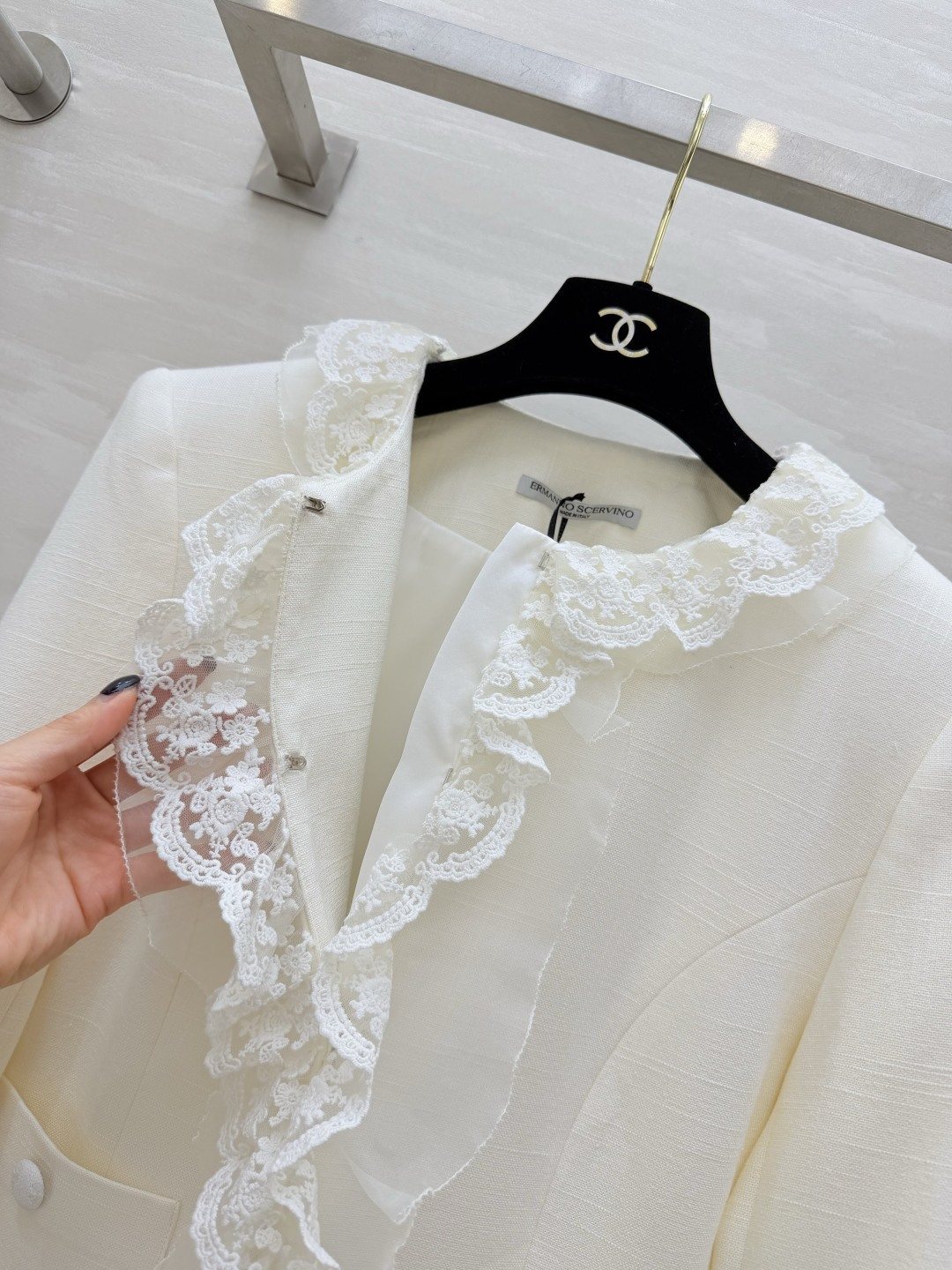 #ERMANNO SCERVINO²⁶🤍奶白蕾丝外套 法式浪漫蕾丝荷叶边 精致圆领 温柔氛围感 短款修身