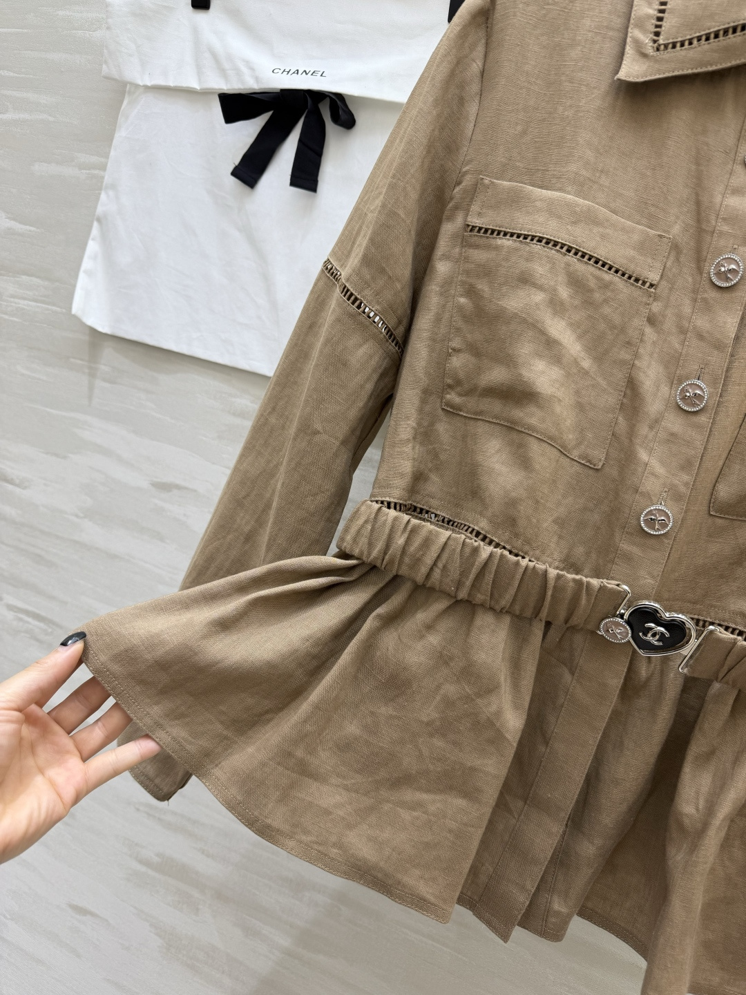 #Chane♡²⁶收腰亚麻衬衫✨ 一眼沦陷的法式温柔 经典两色可选 干净奶白｜复古卡其！天然透气亚麻面料