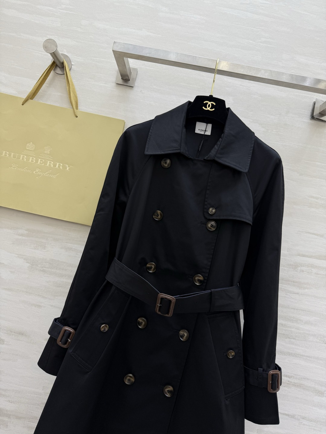 #Burberr♡²⁶新款 设计感风衣外套 棉质面料 袖口与深蓝腰带撞色 时髦又有辨识度 双排扣设计 立