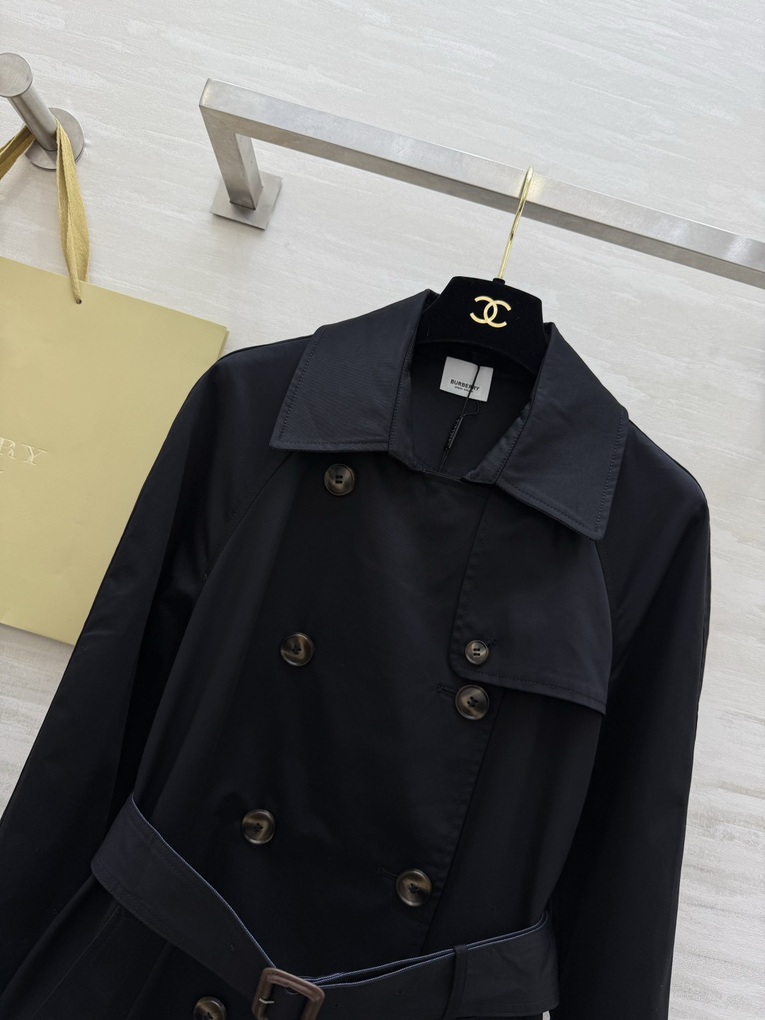 #Burberr♡²⁶新款 设计感风衣外套 棉质面料 袖口与深蓝腰带撞色 时髦又有辨识度 双排扣设计 立