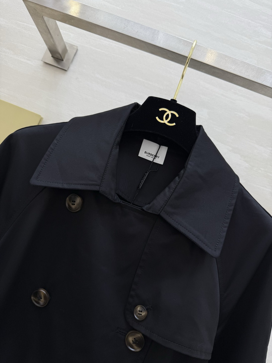 #Burberr♡²⁶新款 设计感风衣外套 棉质面料 袖口与深蓝腰带撞色 时髦又有辨识度 双排扣设计 立