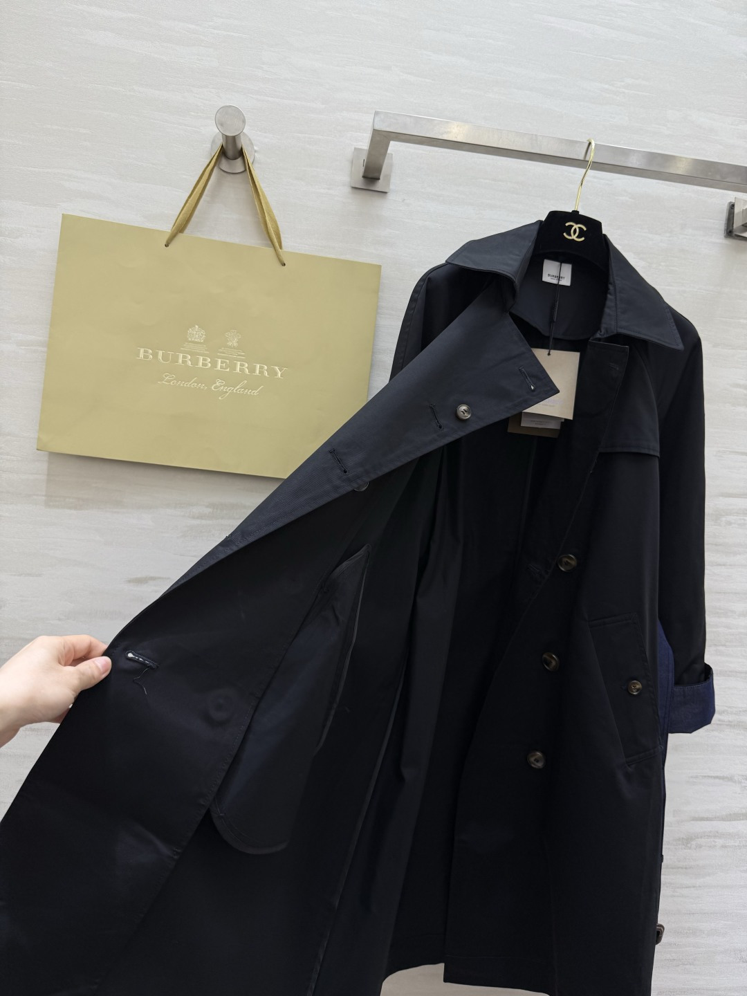 #Burberr♡²⁶新款 设计感风衣外套 棉质面料 袖口与深蓝腰带撞色 时髦又有辨识度 双排扣设计 立