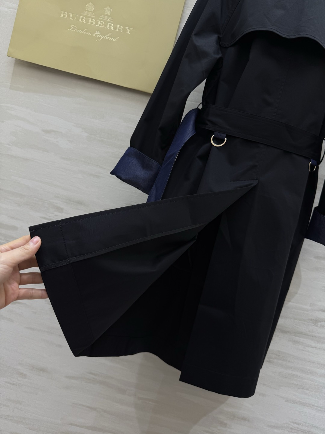 #Burberr♡²⁶新款 设计感风衣外套 棉质面料 袖口与深蓝腰带撞色 时髦又有辨识度 双排扣设计 立