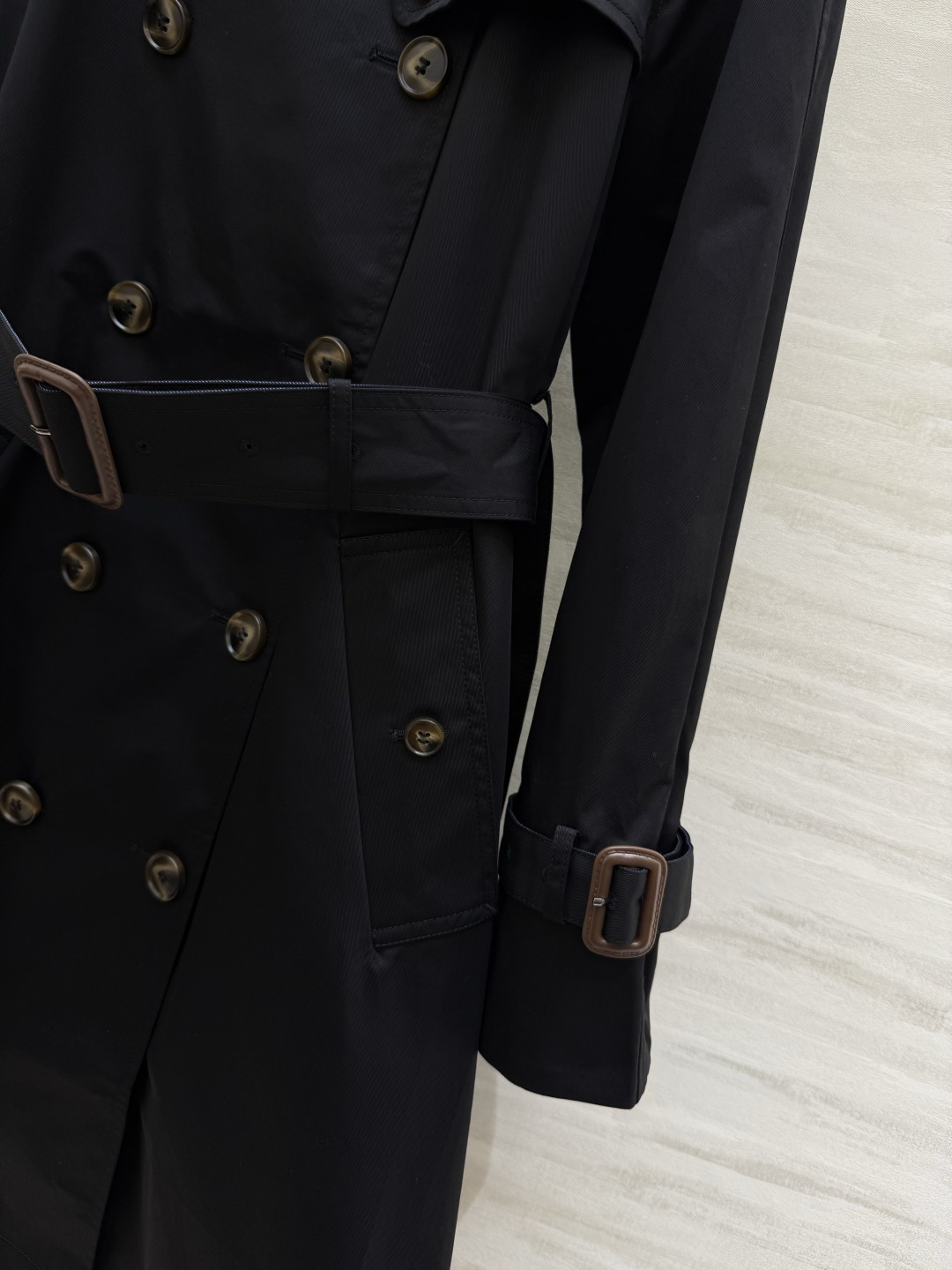 #Burberr♡²⁶新款 设计感风衣外套 棉质面料 袖口与深蓝腰带撞色 时髦又有辨识度 双排扣设计 立