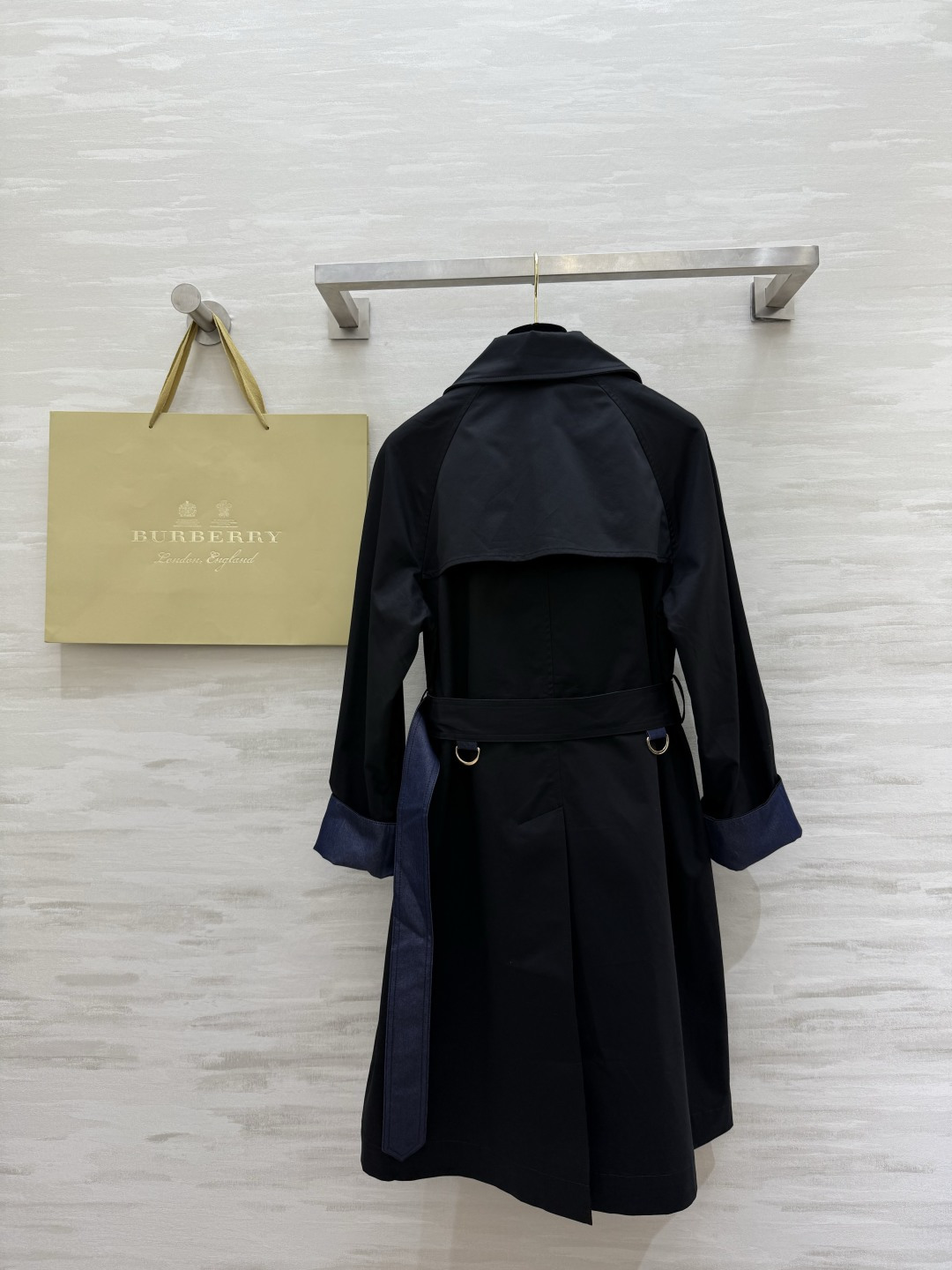 #Burberr♡²⁶新款 设计感风衣外套 棉质面料 袖口与深蓝腰带撞色 时髦又有辨识度 双排扣设计 立