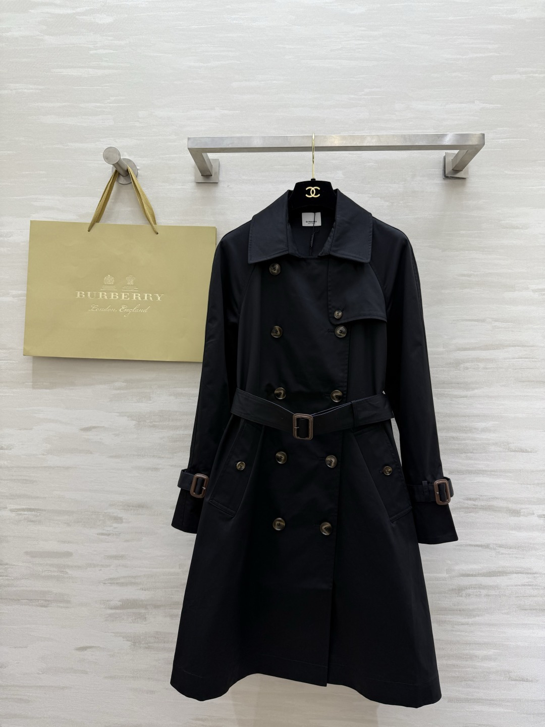 #Burberr♡²⁶新款 设计感风衣外套 棉质面料 袖口与深蓝腰带撞色 时髦又有辨识度 双排扣设计 立