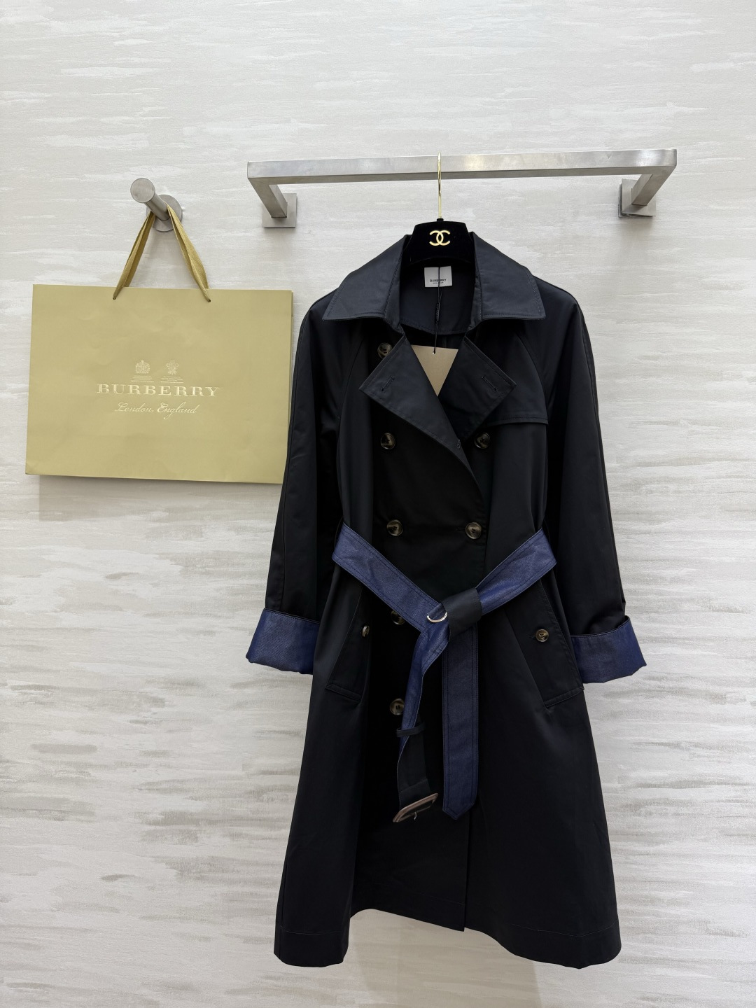 #Burberr♡²⁶新款 设计感风衣外套 棉质面料 袖口与深蓝腰带撞色 时髦又有辨识度 双排扣设计 立