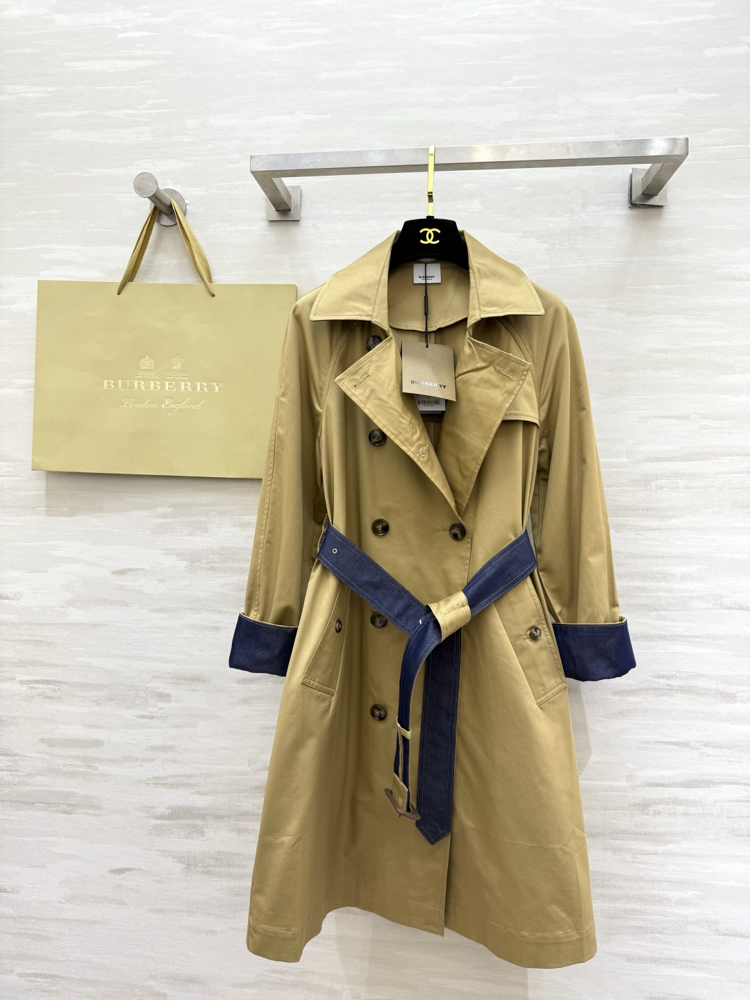 #Burberr♡²⁶新款 设计感风衣外套 棉质面料 袖口与深蓝腰带撞色 时髦又有辨识度 双排扣设计 立