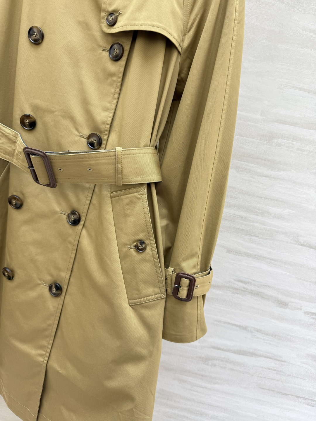 #Burberr♡²⁶新款 设计感风衣外套 棉质面料 袖口与深蓝腰带撞色 时髦又有辨识度 双排扣设计 立