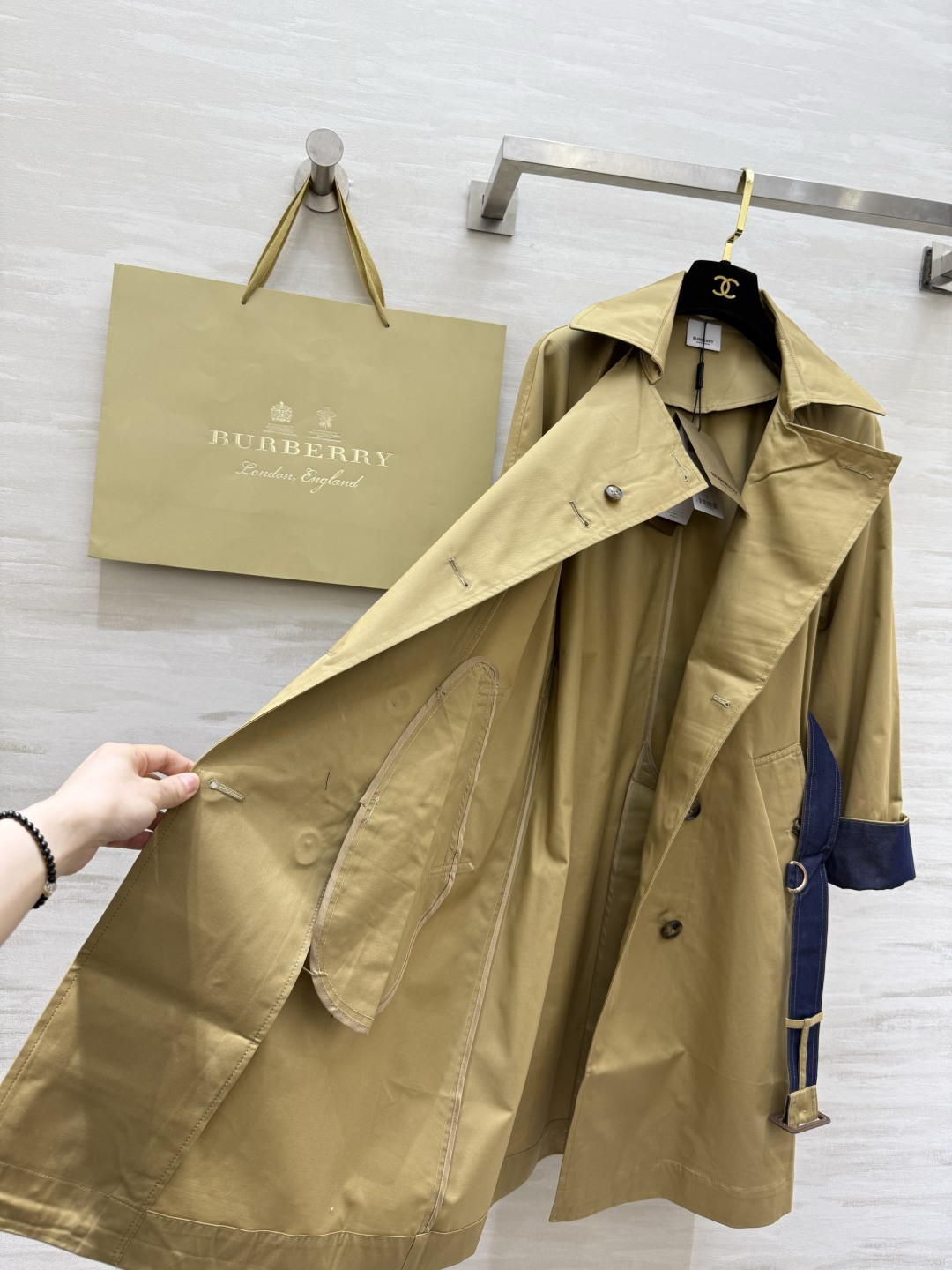 #Burberr♡²⁶新款 设计感风衣外套 棉质面料 袖口与深蓝腰带撞色 时髦又有辨识度 双排扣设计 立