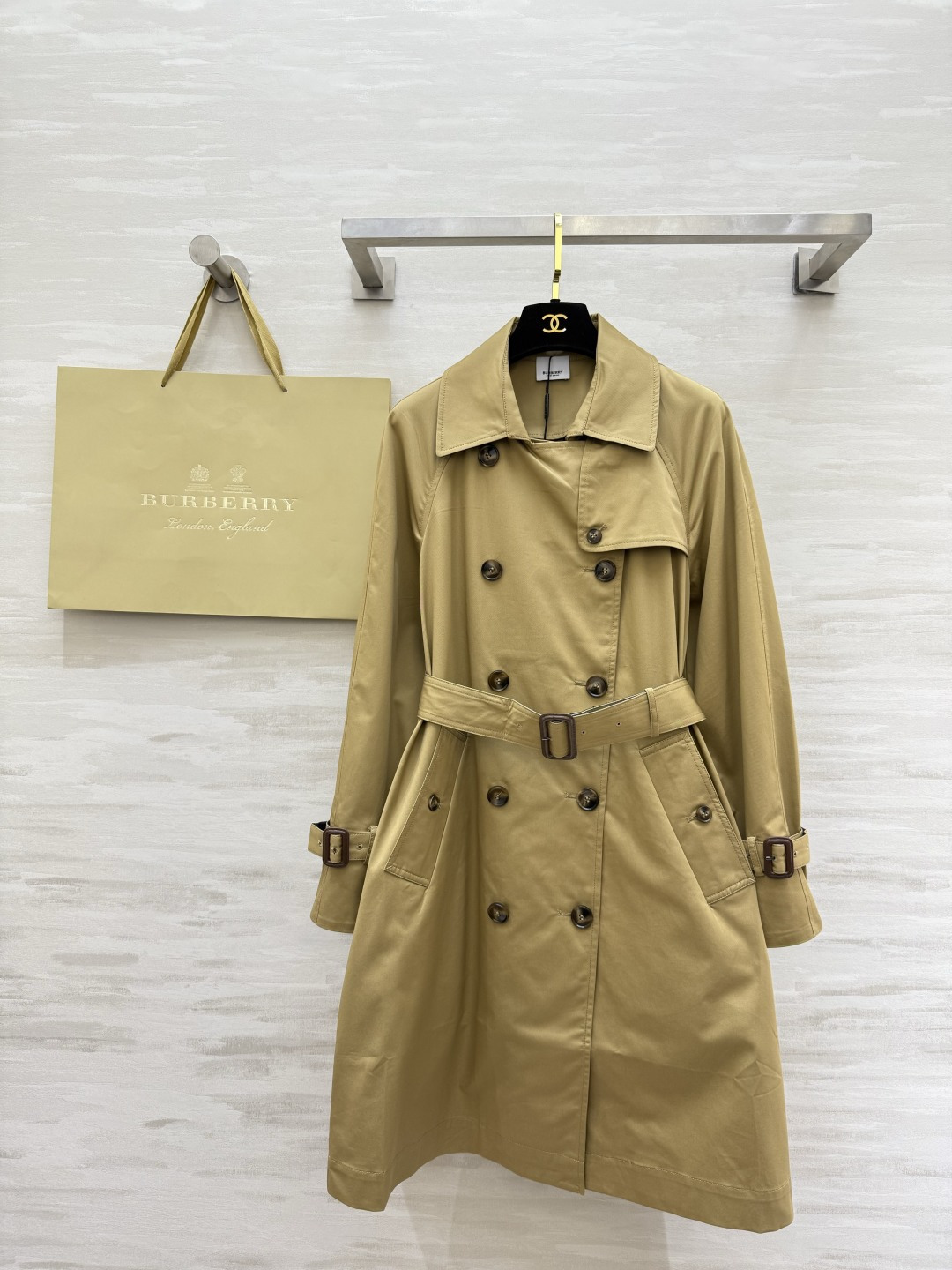 #Burberr♡²⁶新款 设计感风衣外套 棉质面料 袖口与深蓝腰带撞色 时髦又有辨识度 双排扣设计 立