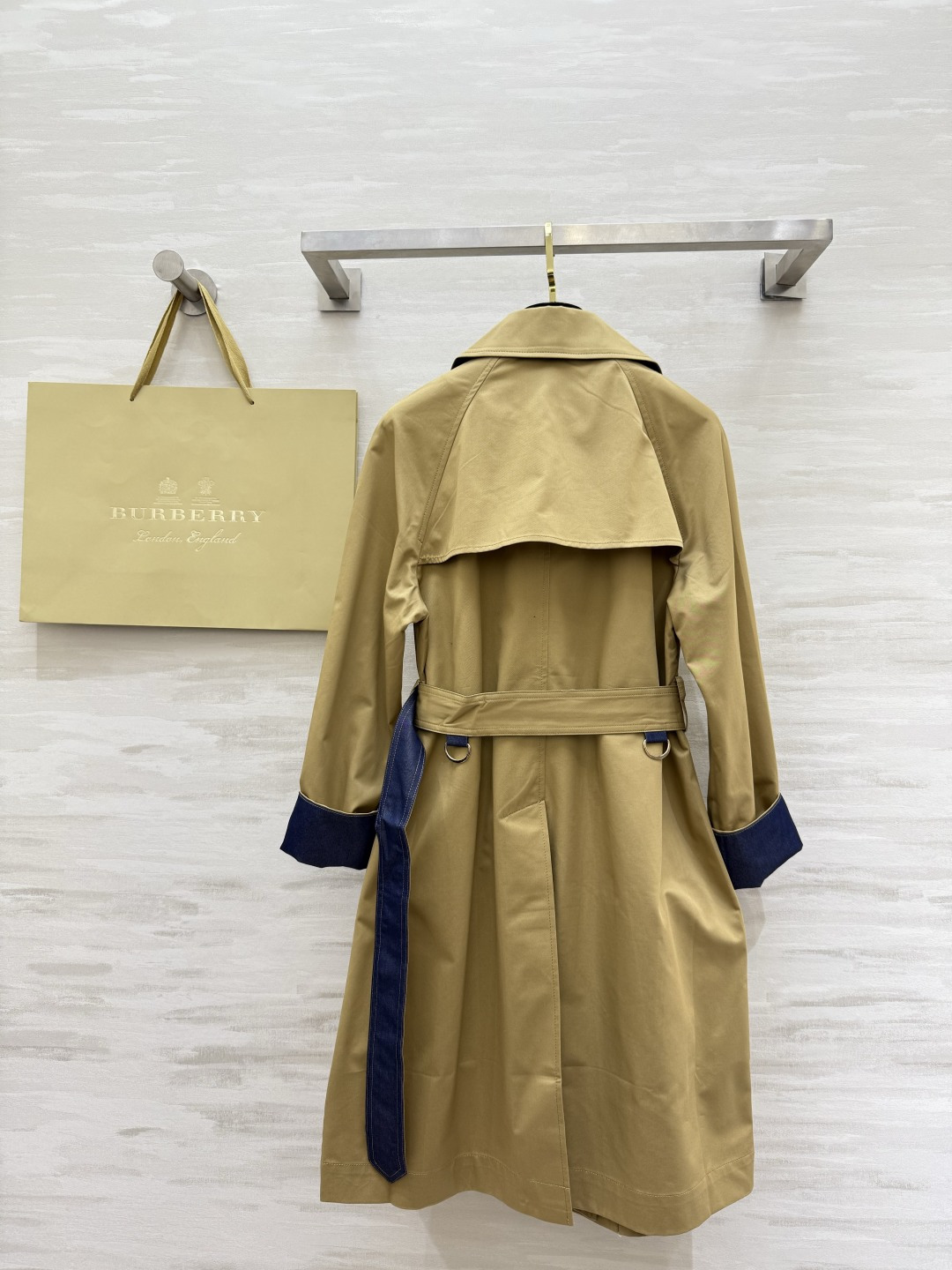 #Burberr♡²⁶新款 设计感风衣外套 棉质面料 袖口与深蓝腰带撞色 时髦又有辨识度 双排扣设计 立