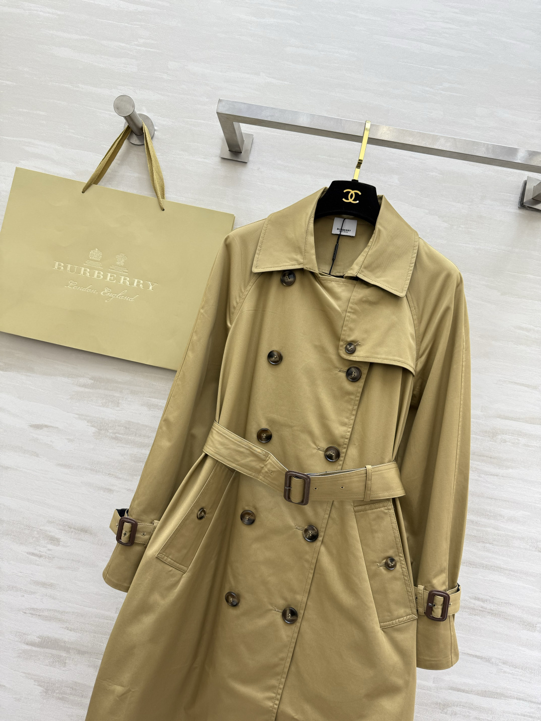 #Burberr♡²⁶新款 设计感风衣外套 棉质面料 袖口与深蓝腰带撞色 时髦又有辨识度 双排扣设计 立