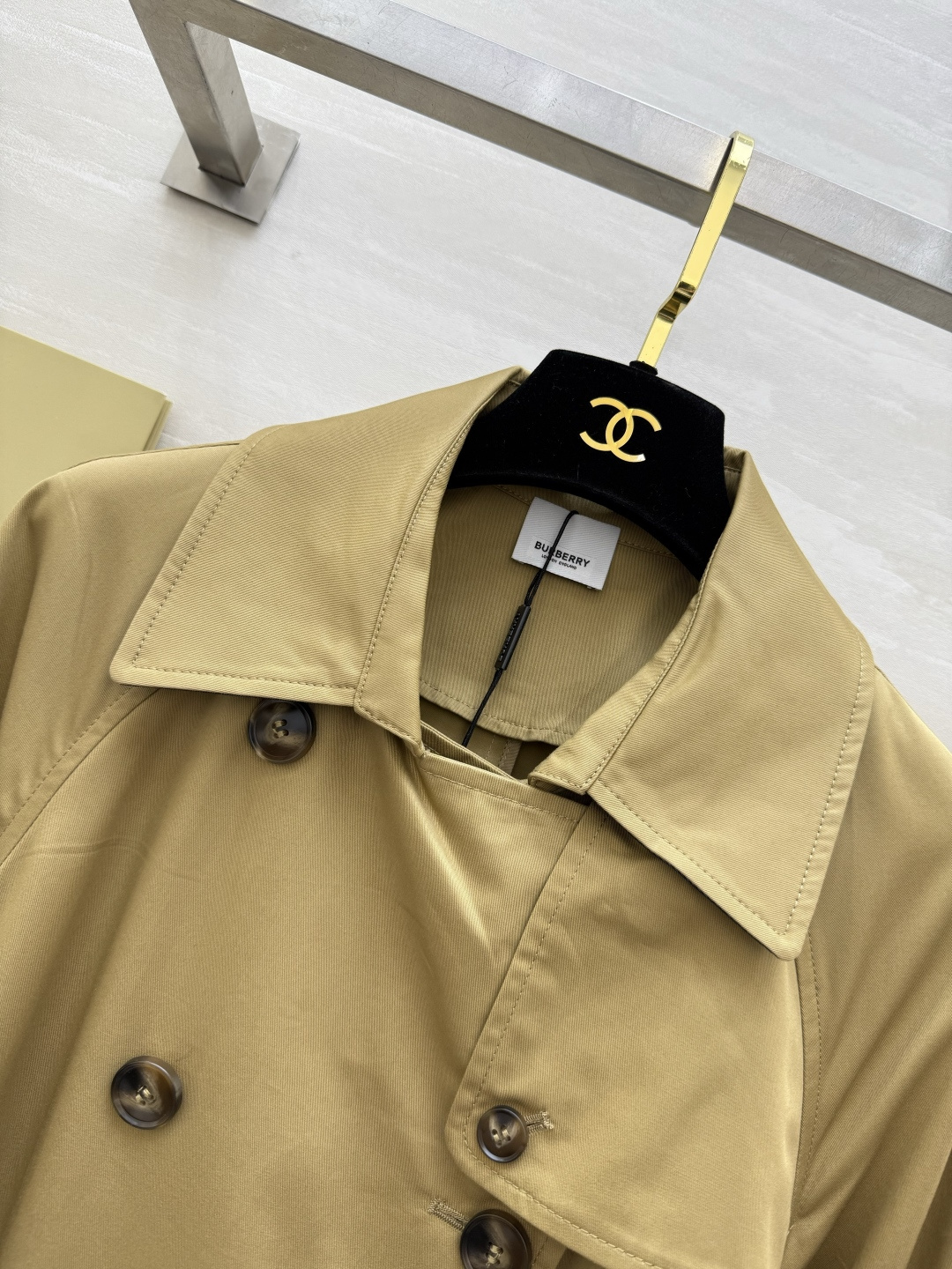 #Burberr♡²⁶新款 设计感风衣外套 棉质面料 袖口与深蓝腰带撞色 时髦又有辨识度 双排扣设计 立