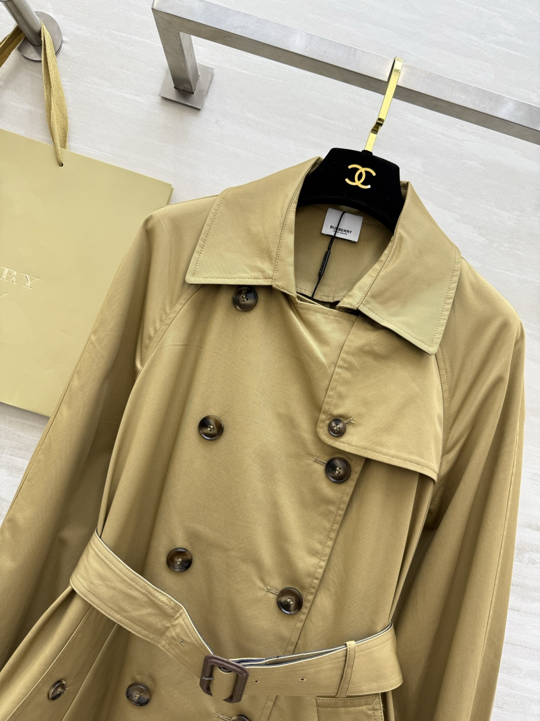 #Burberr♡²⁶新款 设计感风衣外套 棉质面料 袖口与深蓝腰带撞色 时髦又有辨识度 双排扣设计 立