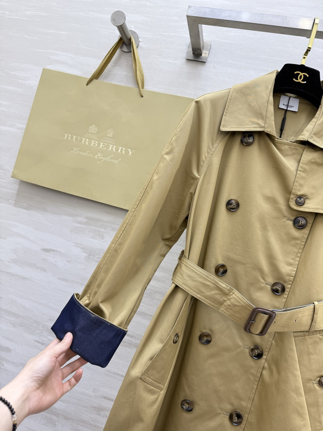 #Burberr♡²⁶新款 设计感风衣外套 棉质面料 袖口与深蓝腰带撞色 时髦又有辨识度 双排扣设计 立