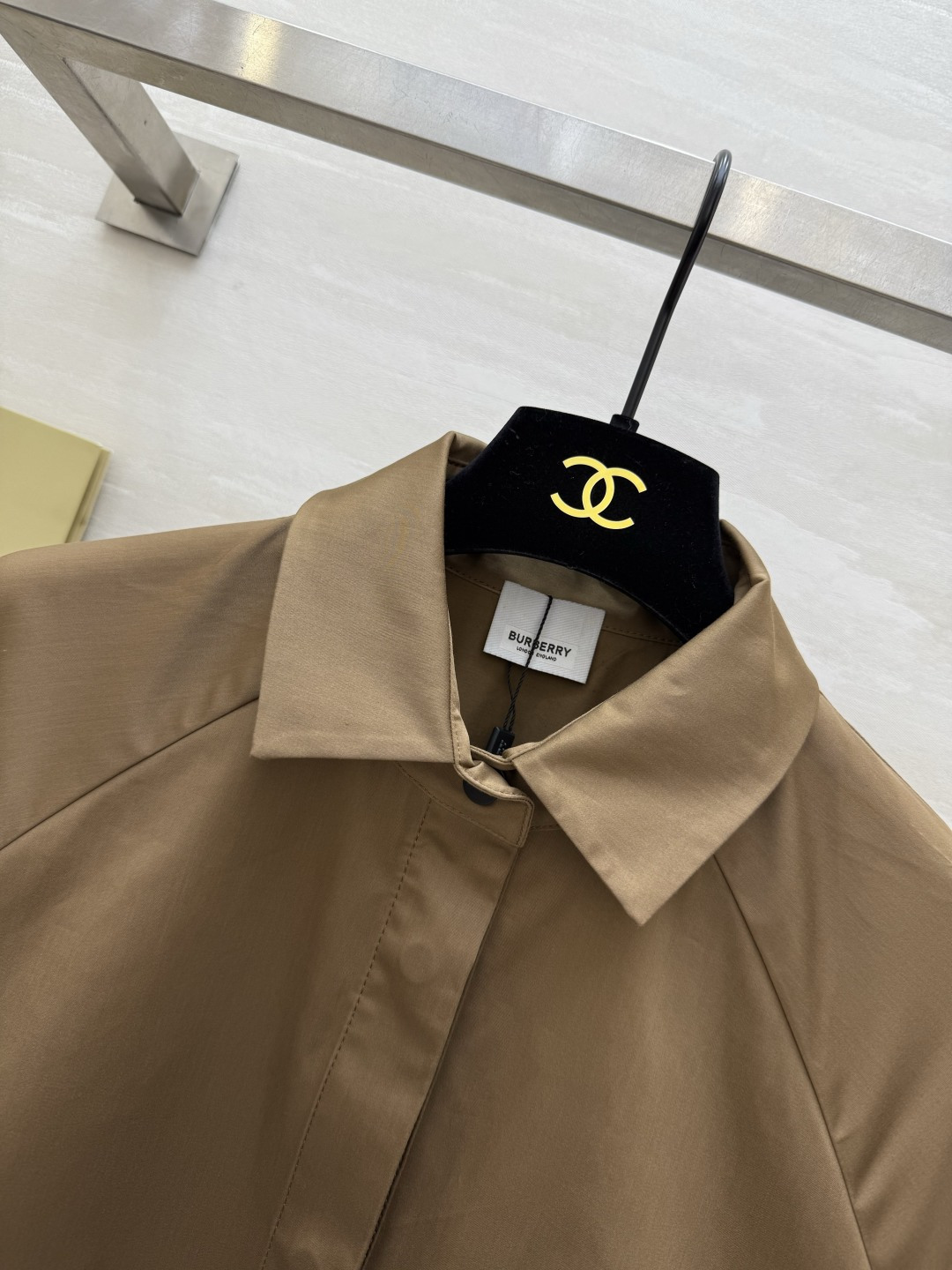 #Burberr♡²⁶新款 中长款风衣 简约设计 宽松版型 轻薄面料超适合早春入手 袖口可调节纽扣细节满