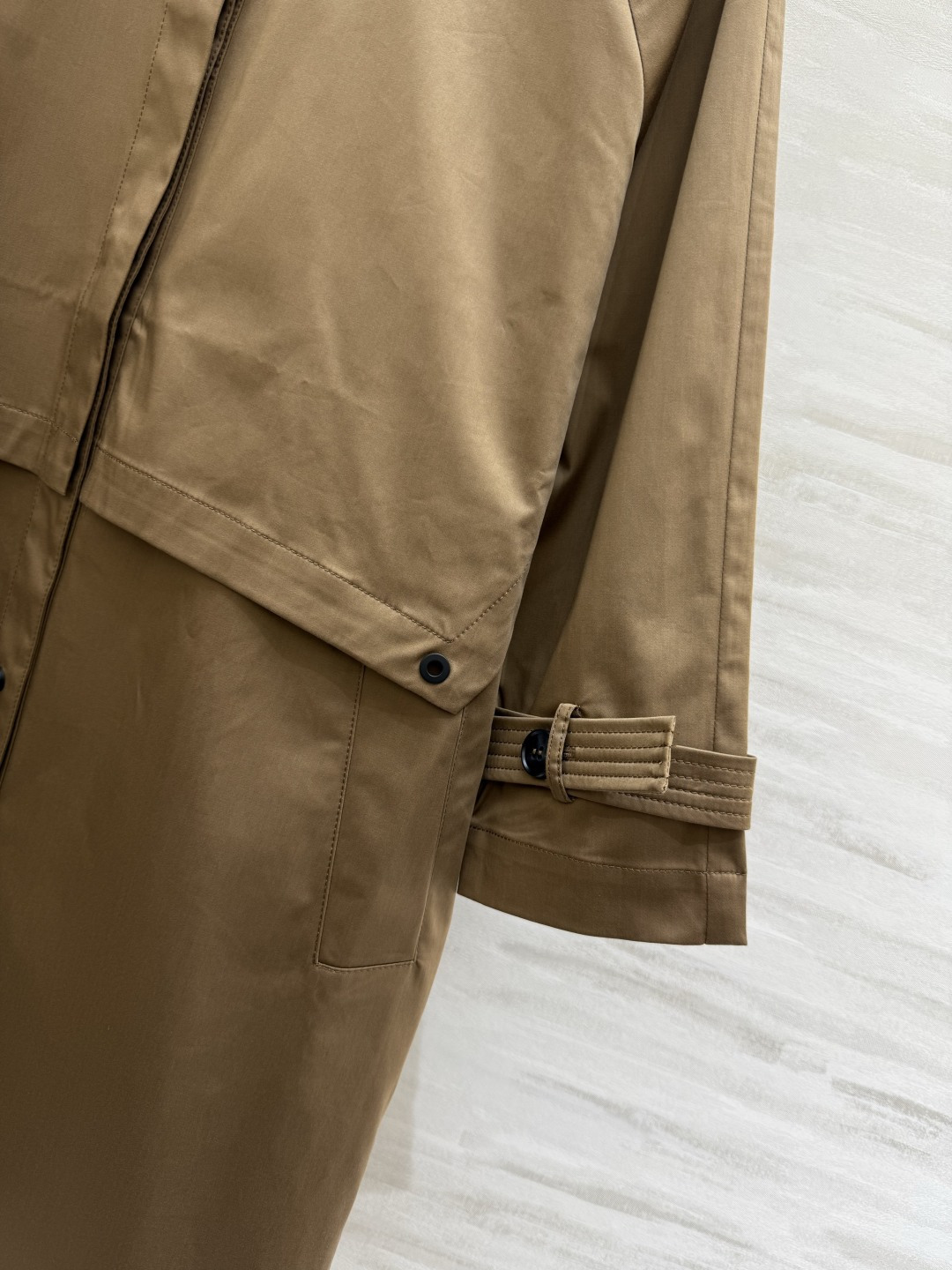 #Burberr♡²⁶新款 中长款风衣 简约设计 宽松版型 轻薄面料超适合早春入手 袖口可调节纽扣细节满