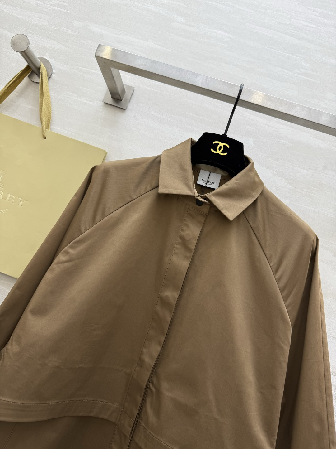 #Burberr♡²⁶新款 中长款风衣 简约设计 宽松版型 轻薄面料超适合早春入手 袖口可调节纽扣细节满