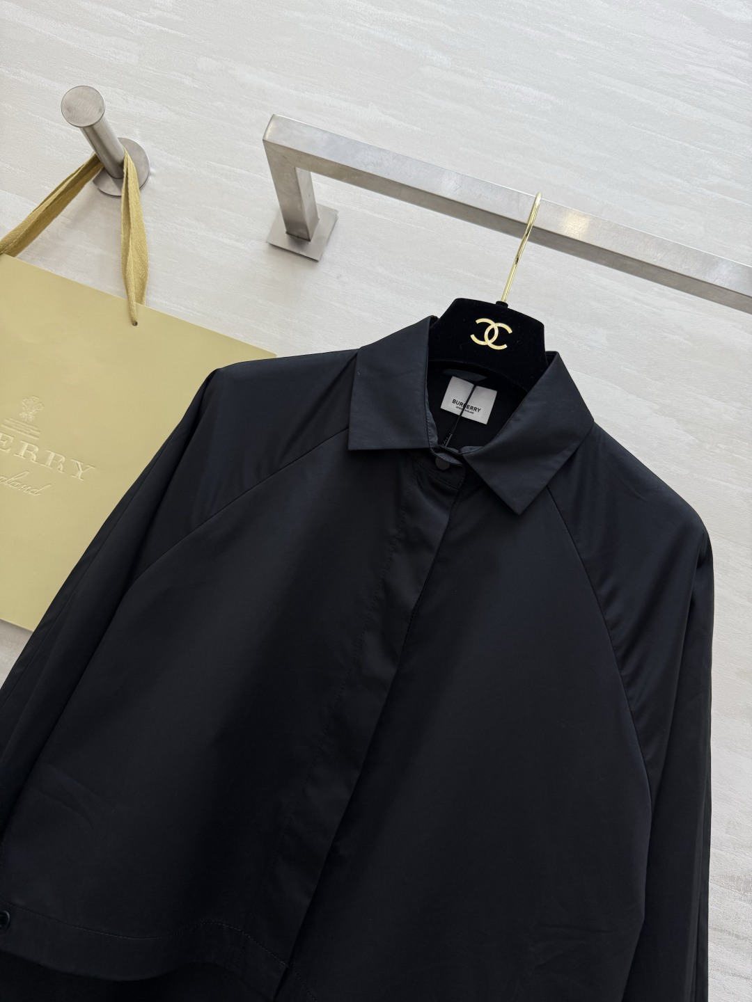 #Burberr♡²⁶新款 中长款风衣 简约设计 宽松版型 轻薄面料超适合早春入手 袖口可调节纽扣细节满