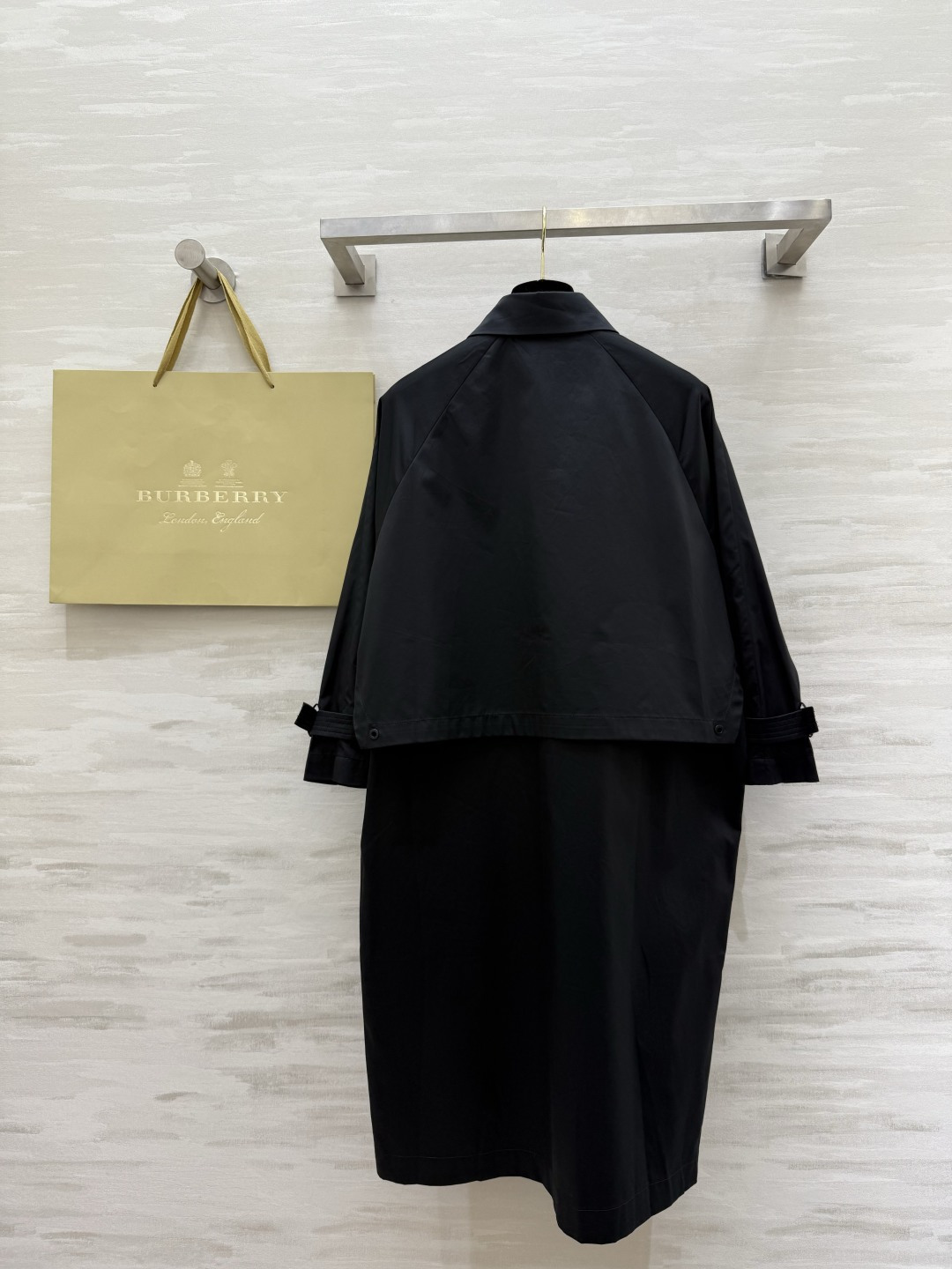 #Burberr♡²⁶新款 中长款风衣 简约设计 宽松版型 轻薄面料超适合早春入手 袖口可调节纽扣细节满