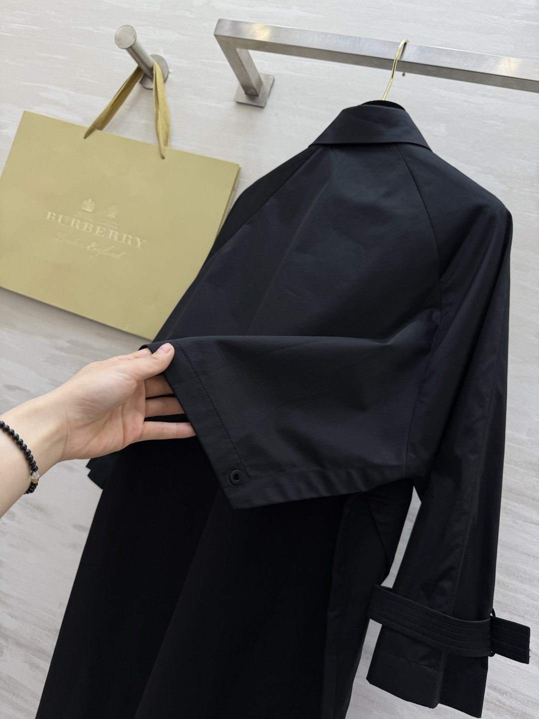 #Burberr♡²⁶新款 中长款风衣 简约设计 宽松版型 轻薄面料超适合早春入手 袖口可调节纽扣细节满