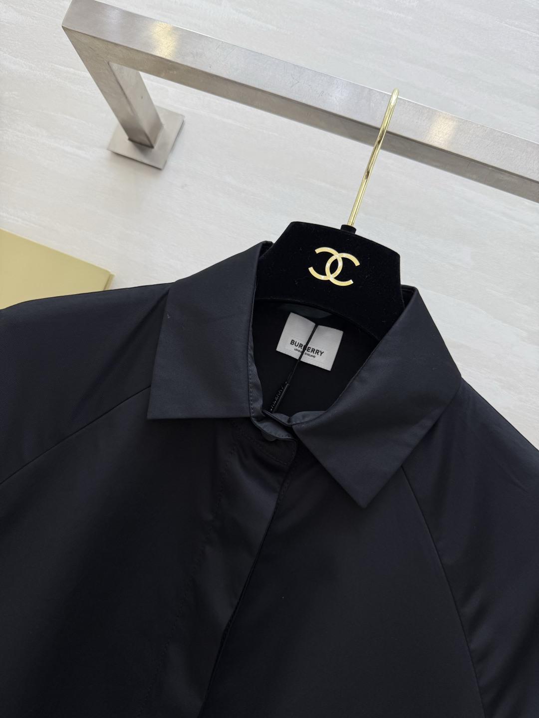 #Burberr♡²⁶新款 中长款风衣 简约设计 宽松版型 轻薄面料超适合早春入手 袖口可调节纽扣细节满