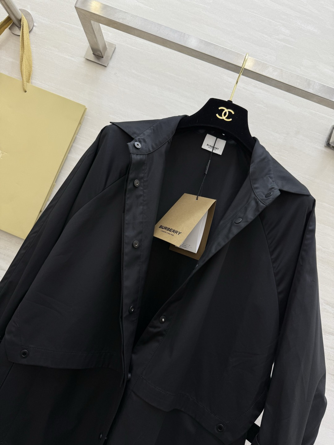 #Burberr♡²⁶新款 中长款风衣 简约设计 宽松版型 轻薄面料超适合早春入手 袖口可调节纽扣细节满