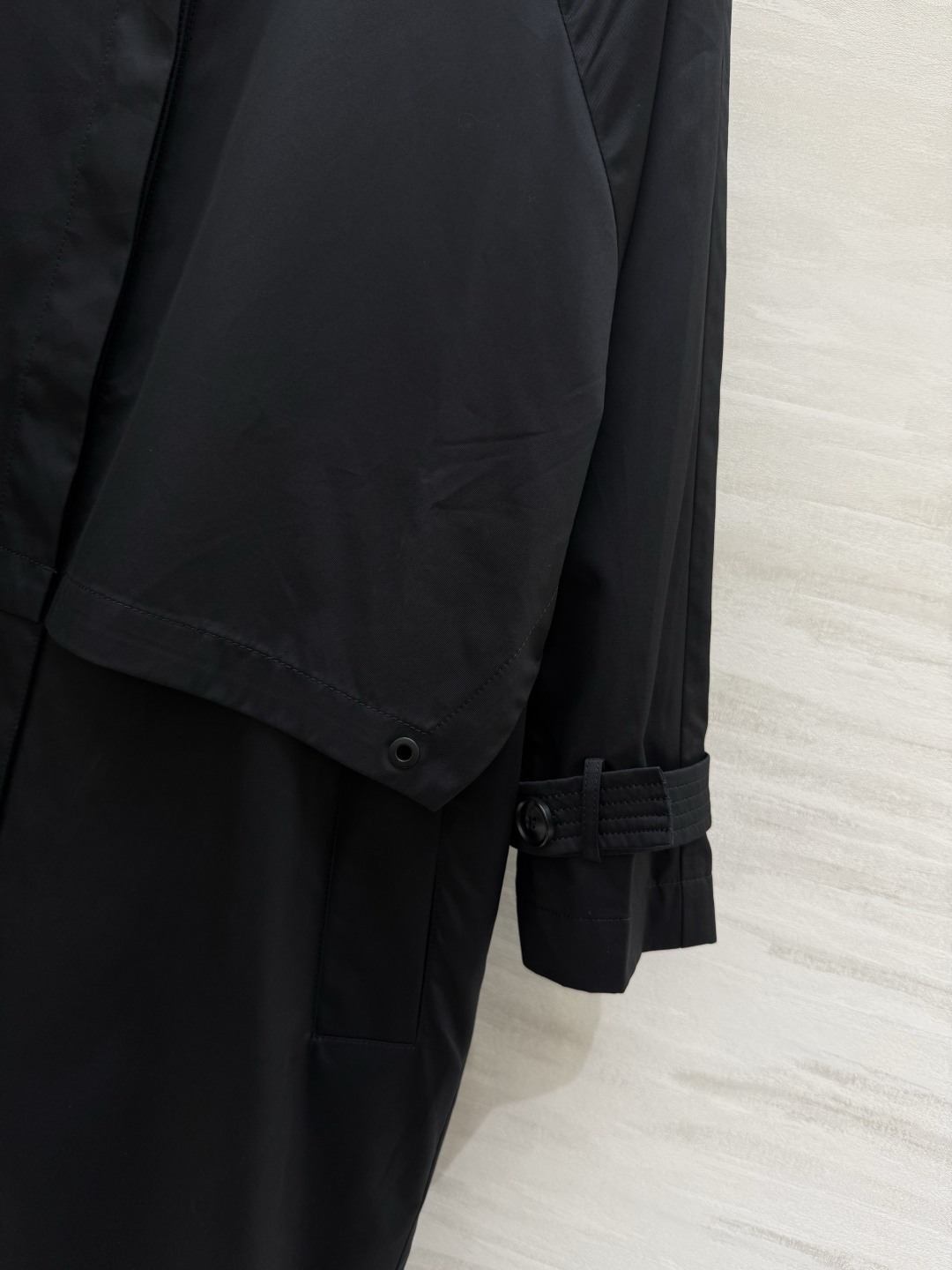 #Burberr♡²⁶新款 中长款风衣 简约设计 宽松版型 轻薄面料超适合早春入手 袖口可调节纽扣细节满