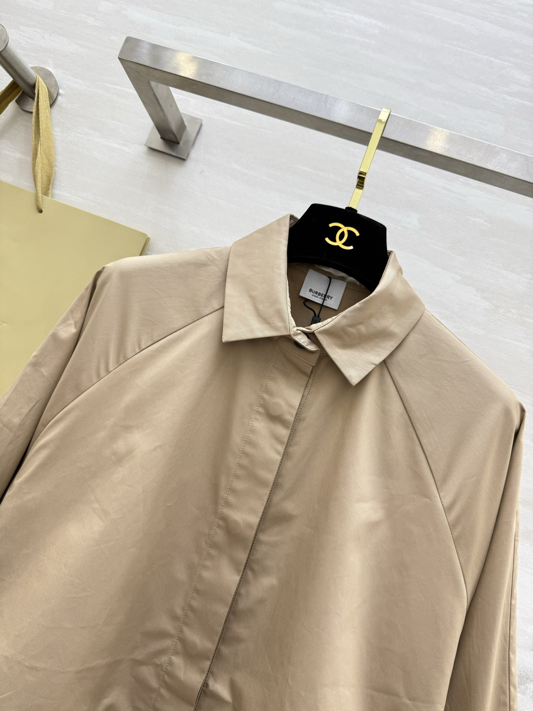 #Burberr♡²⁶新款 中长款风衣 简约设计 宽松版型 轻薄面料超适合早春入手 袖口可调节纽扣细节满