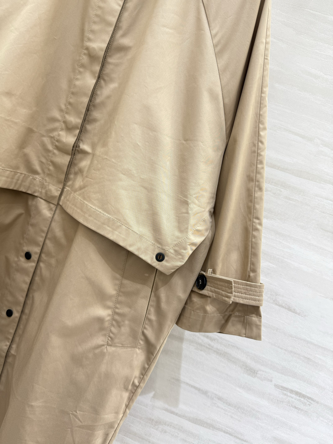 #Burberr♡²⁶新款 中长款风衣 简约设计 宽松版型 轻薄面料超适合早春入手 袖口可调节纽扣细节满