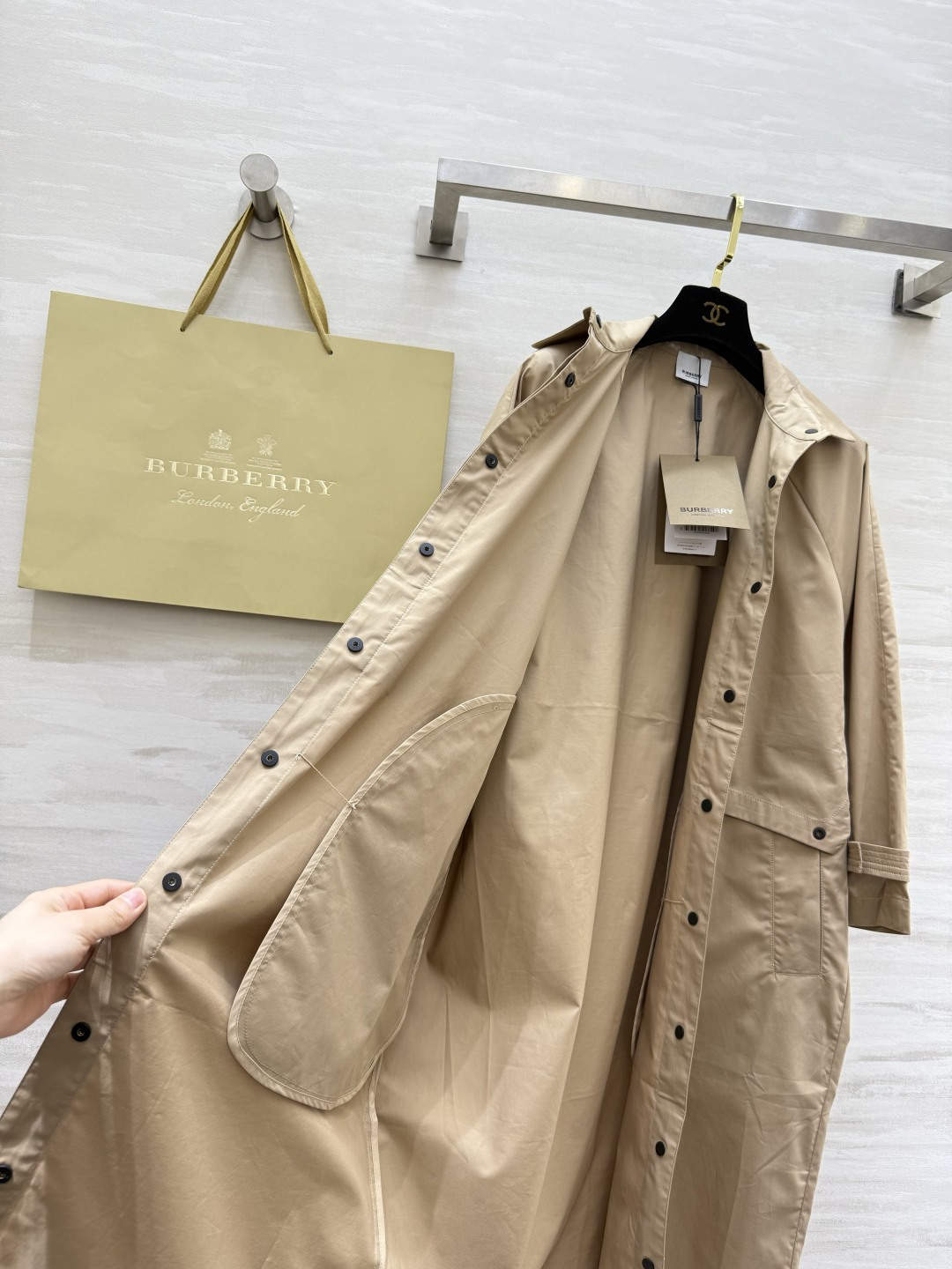 #Burberr♡²⁶新款 中长款风衣 简约设计 宽松版型 轻薄面料超适合早春入手 袖口可调节纽扣细节满