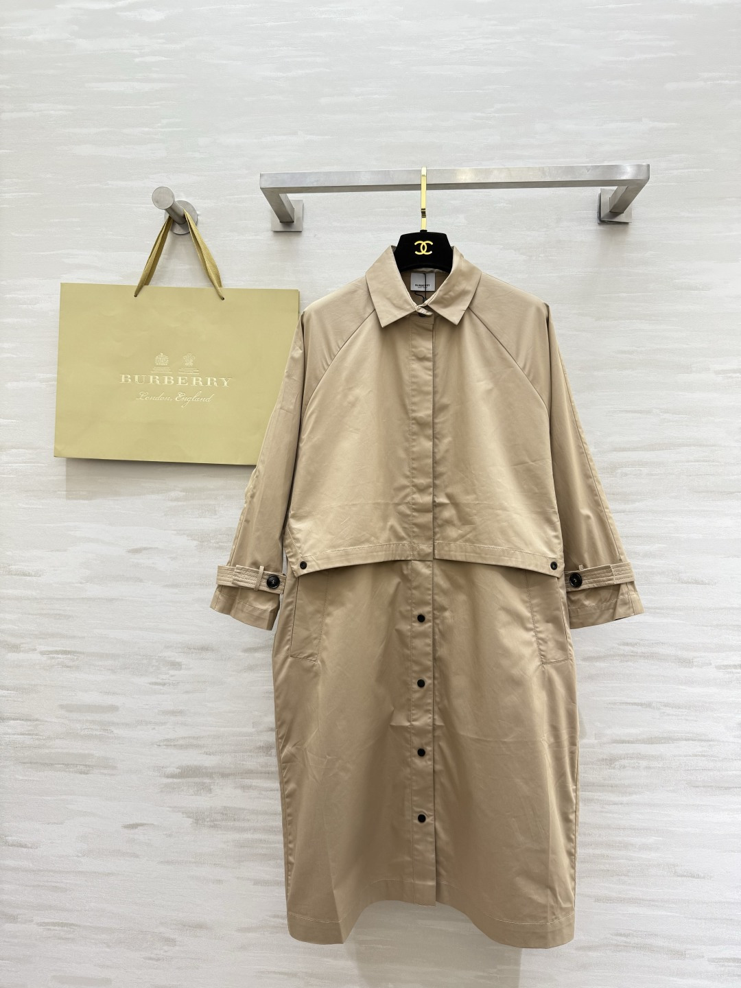 #Burberr♡²⁶新款 中长款风衣 简约设计 宽松版型 轻薄面料超适合早春入手 袖口可调节纽扣细节满